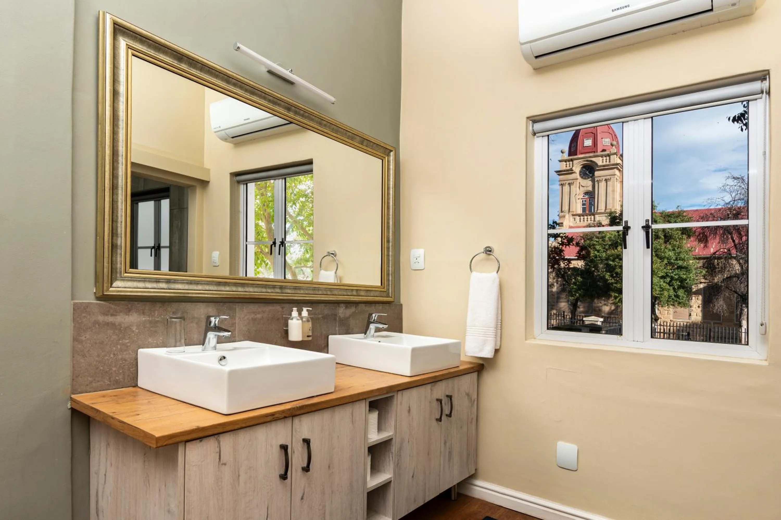 Bathroom in Queen's Hotel by BON Hotels