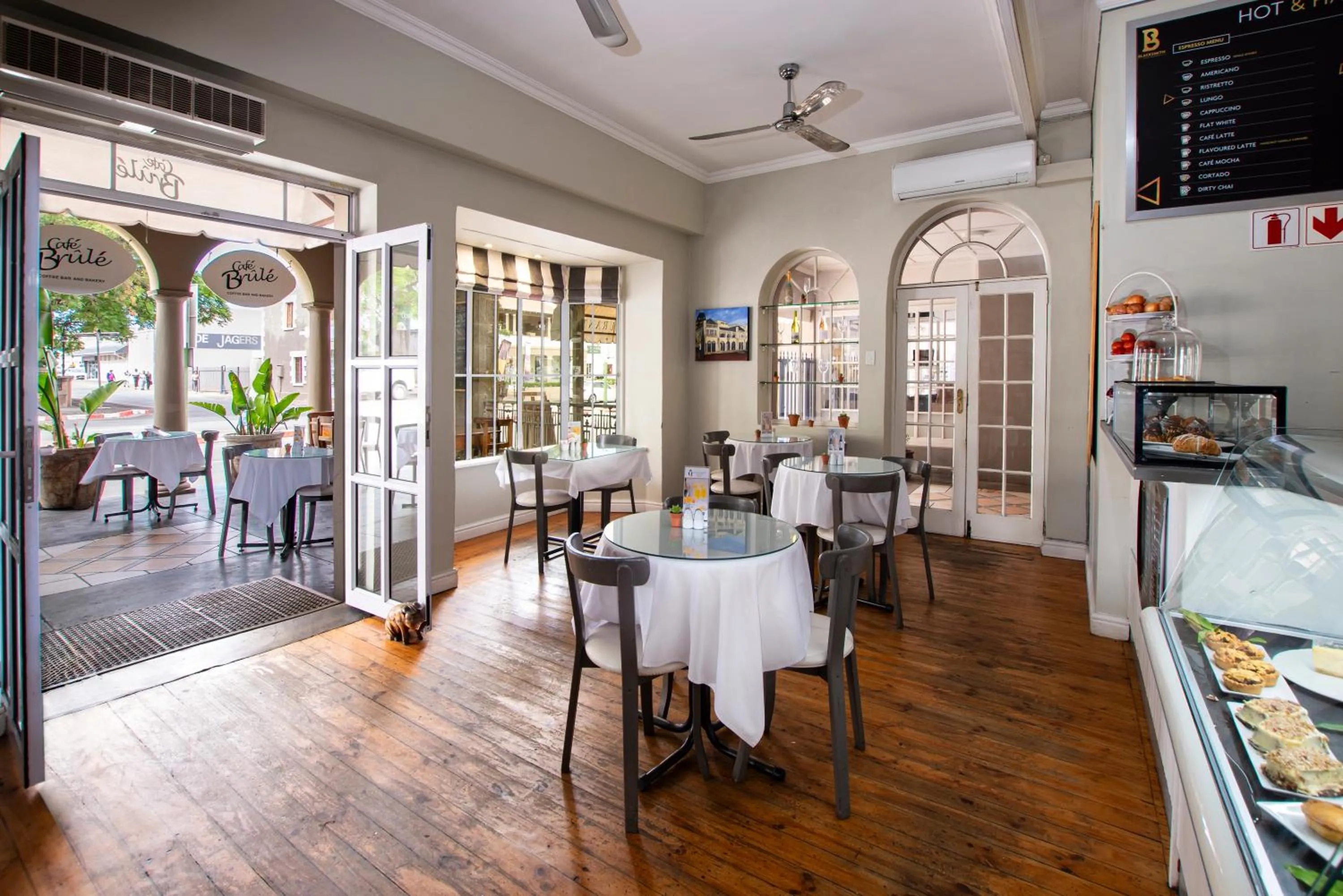 Restaurant/places to eat in Queen's Hotel by BON Hotels