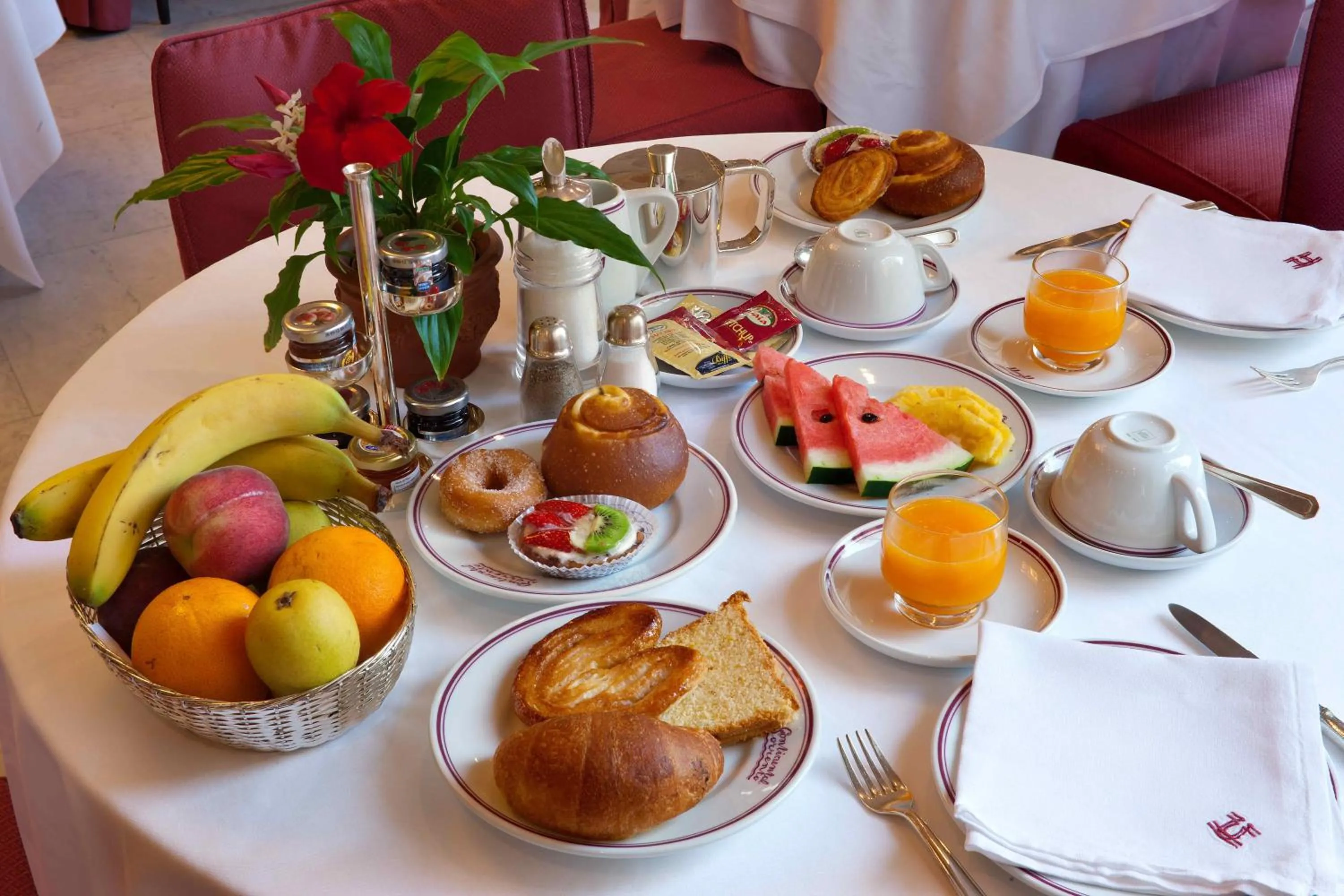 Restaurant/places to eat in Hotel Continental