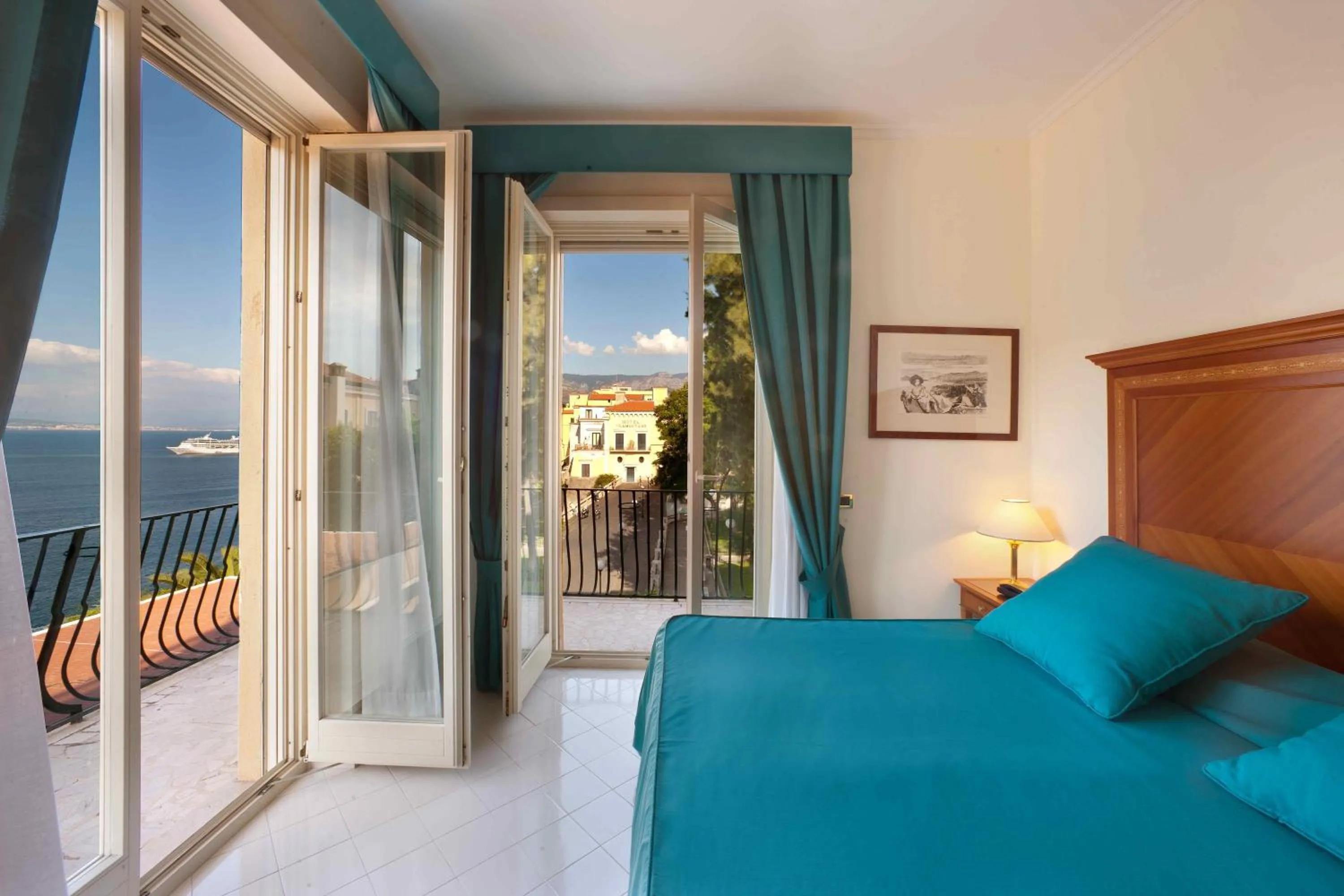 View (from property/room), Bed in Hotel Continental