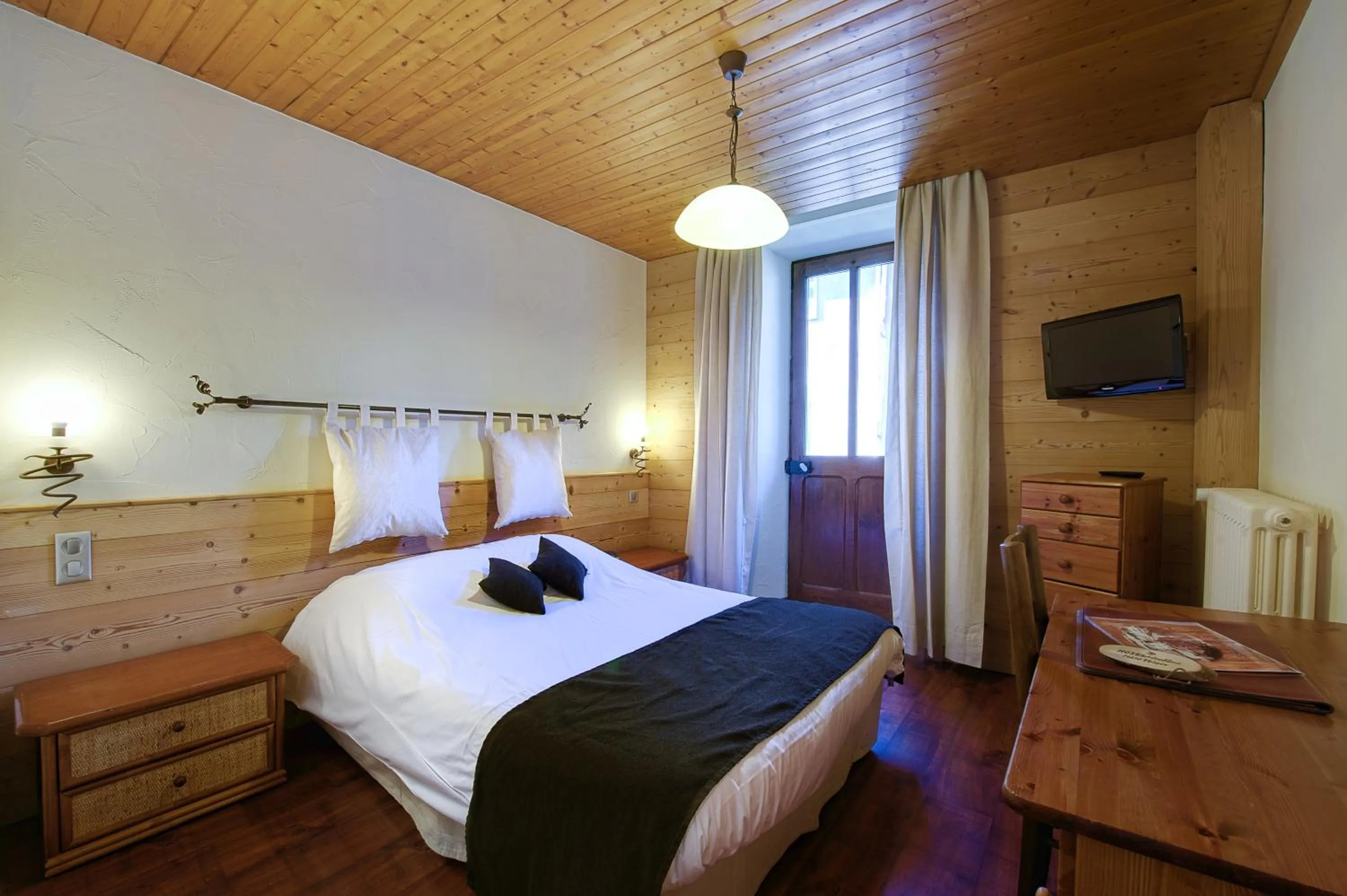 Bed in Hotel Du Commerce