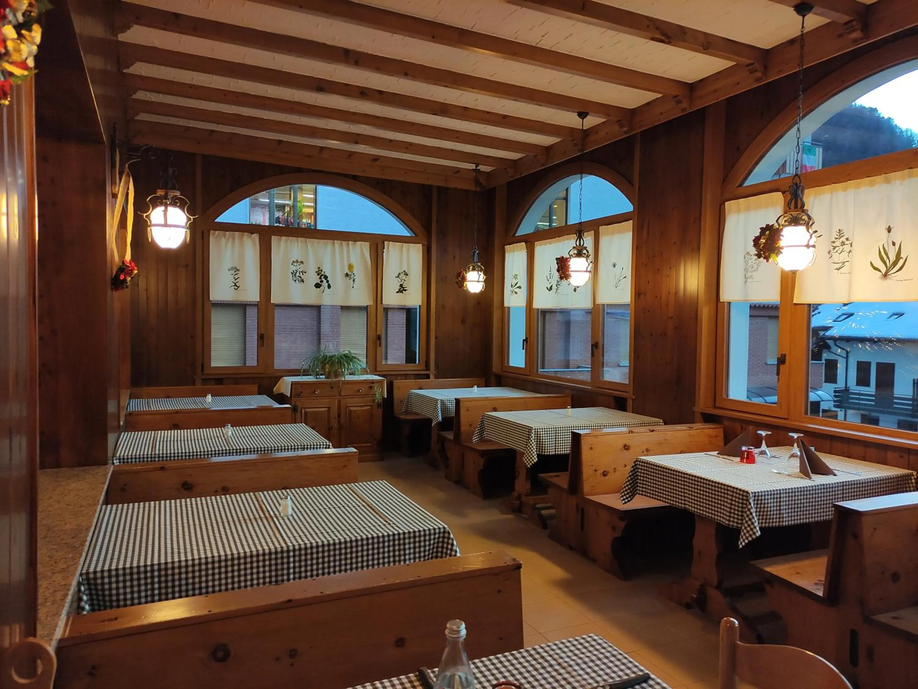 Restaurant/places to eat in Hotel Milano