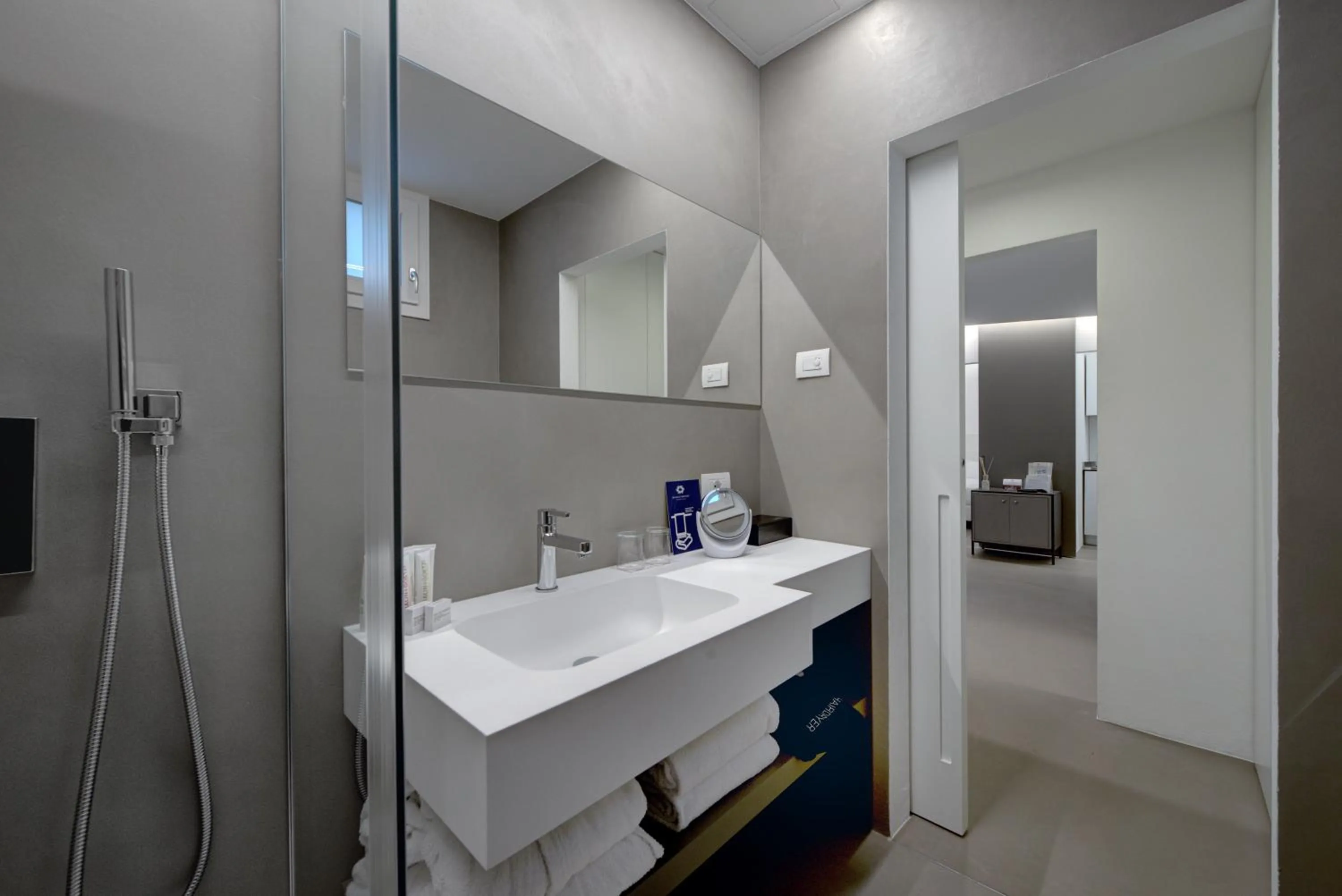 Shower in Du Lac Et Du Parc Grand Resort