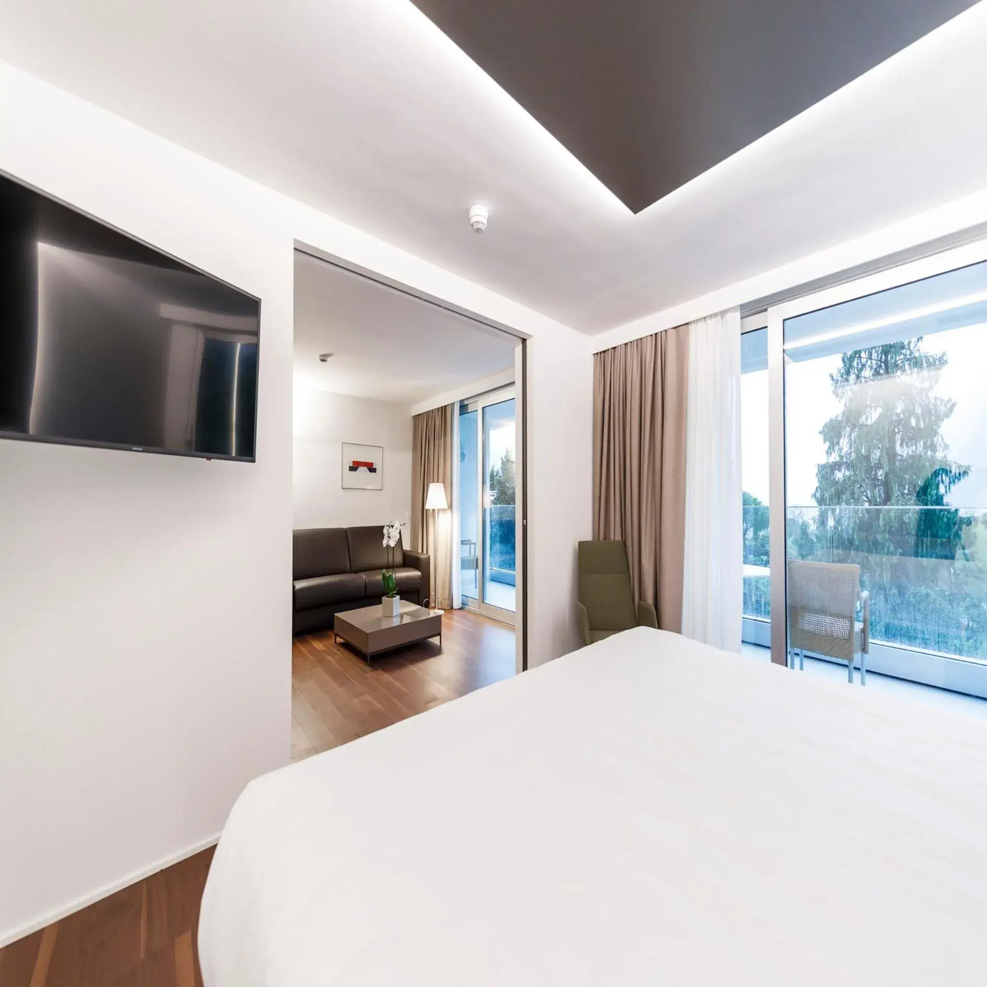 Patio, Bed in Du Lac Et Du Parc Grand Resort Patio, Bed in Du Lac Et Du Parc Grand Resort