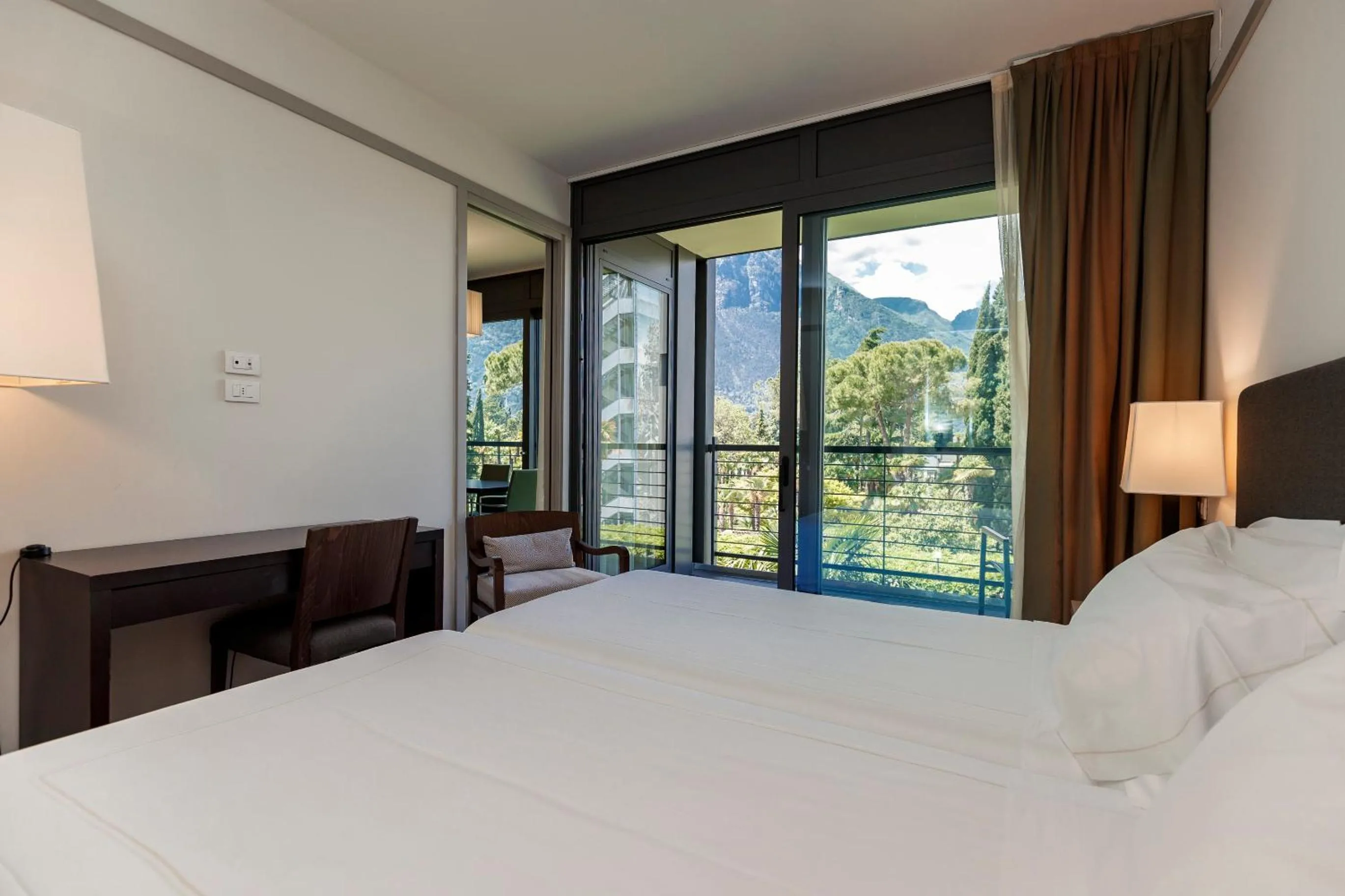 Bed in Du Lac Et Du Parc Grand Resort