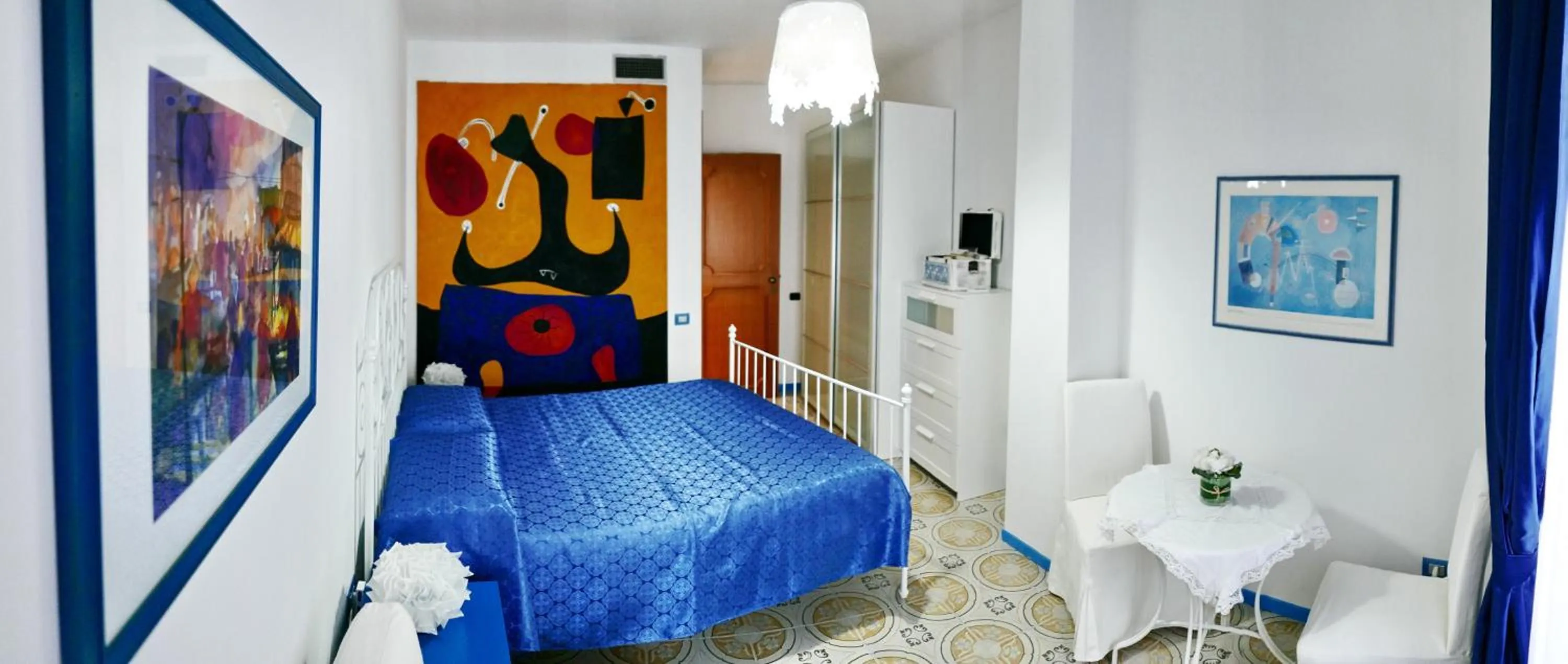 Photo of the whole room, Bed in I Love Art