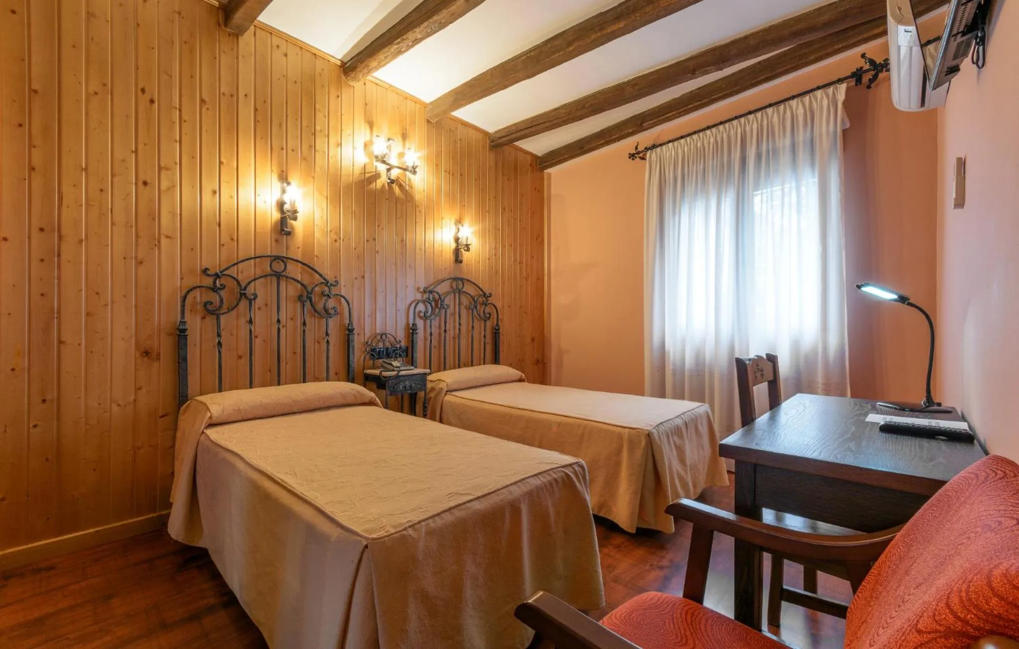 Photo of the whole room, Bed in Hotel Rural Los Angeles en Las Hurdes