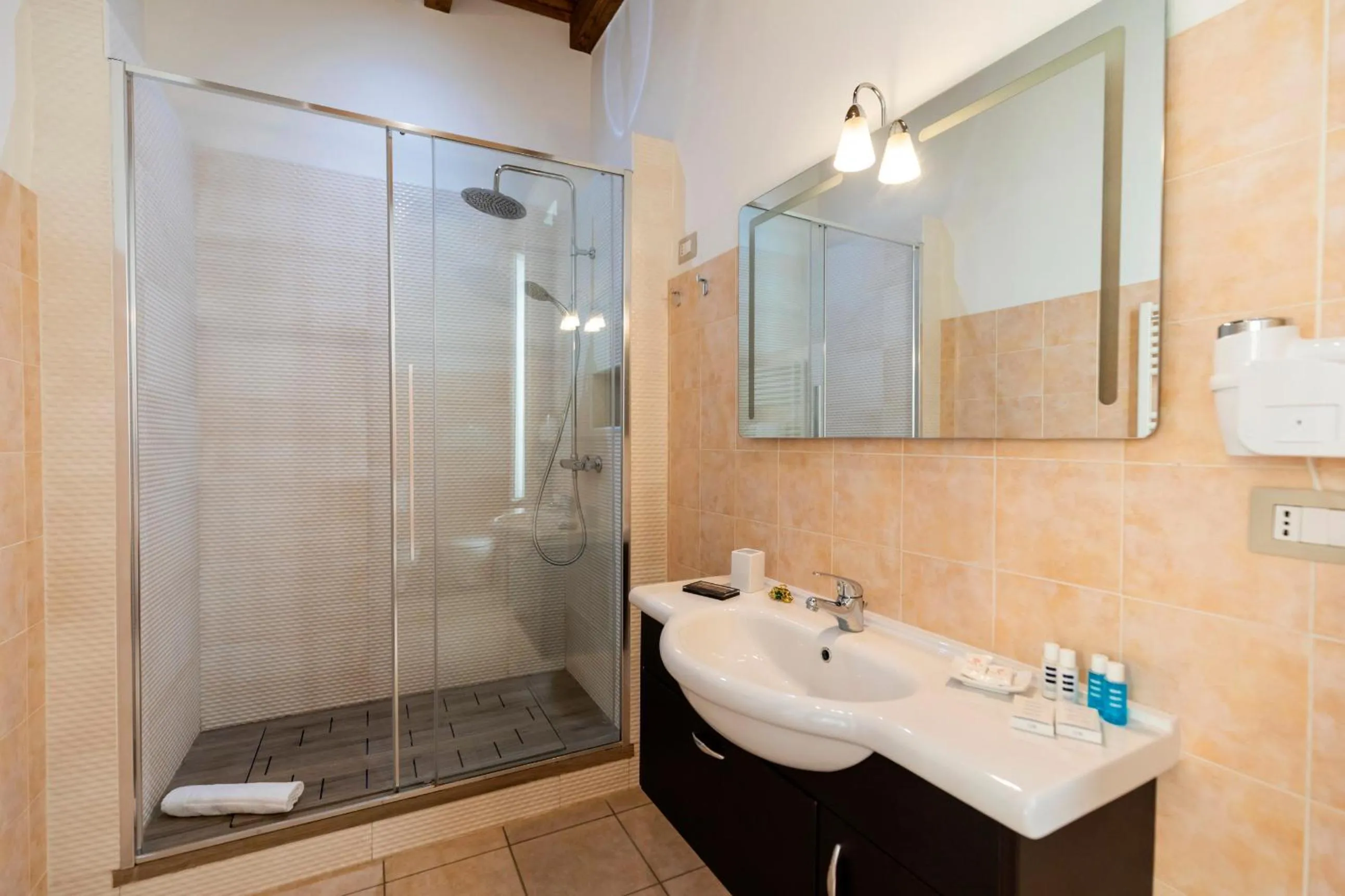 Shower in Suites Pastis Tropea - Boutique B&B by Kalavrìa Holidays
