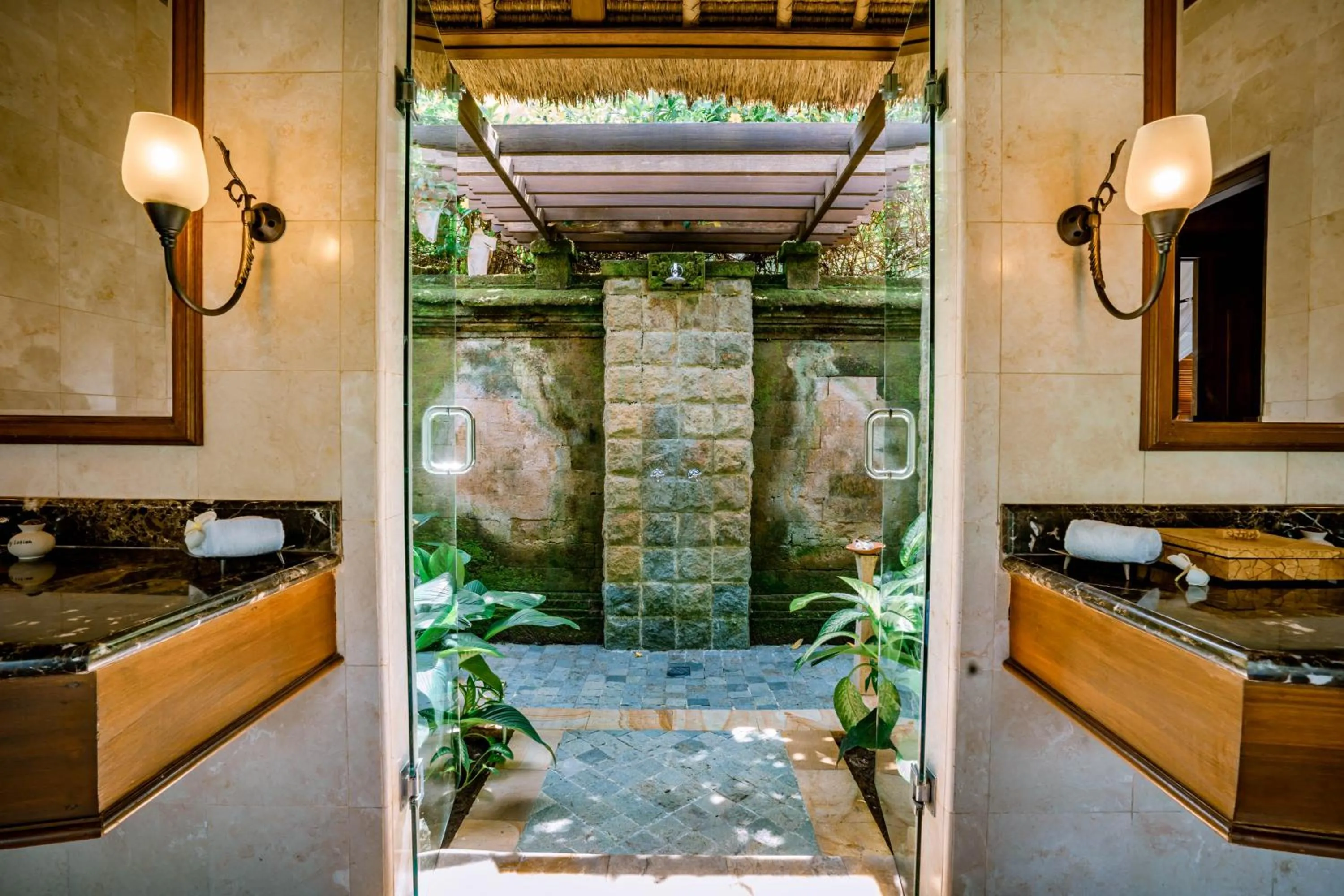 Shower in Puri Wulandari A Boutique Resort & Spa