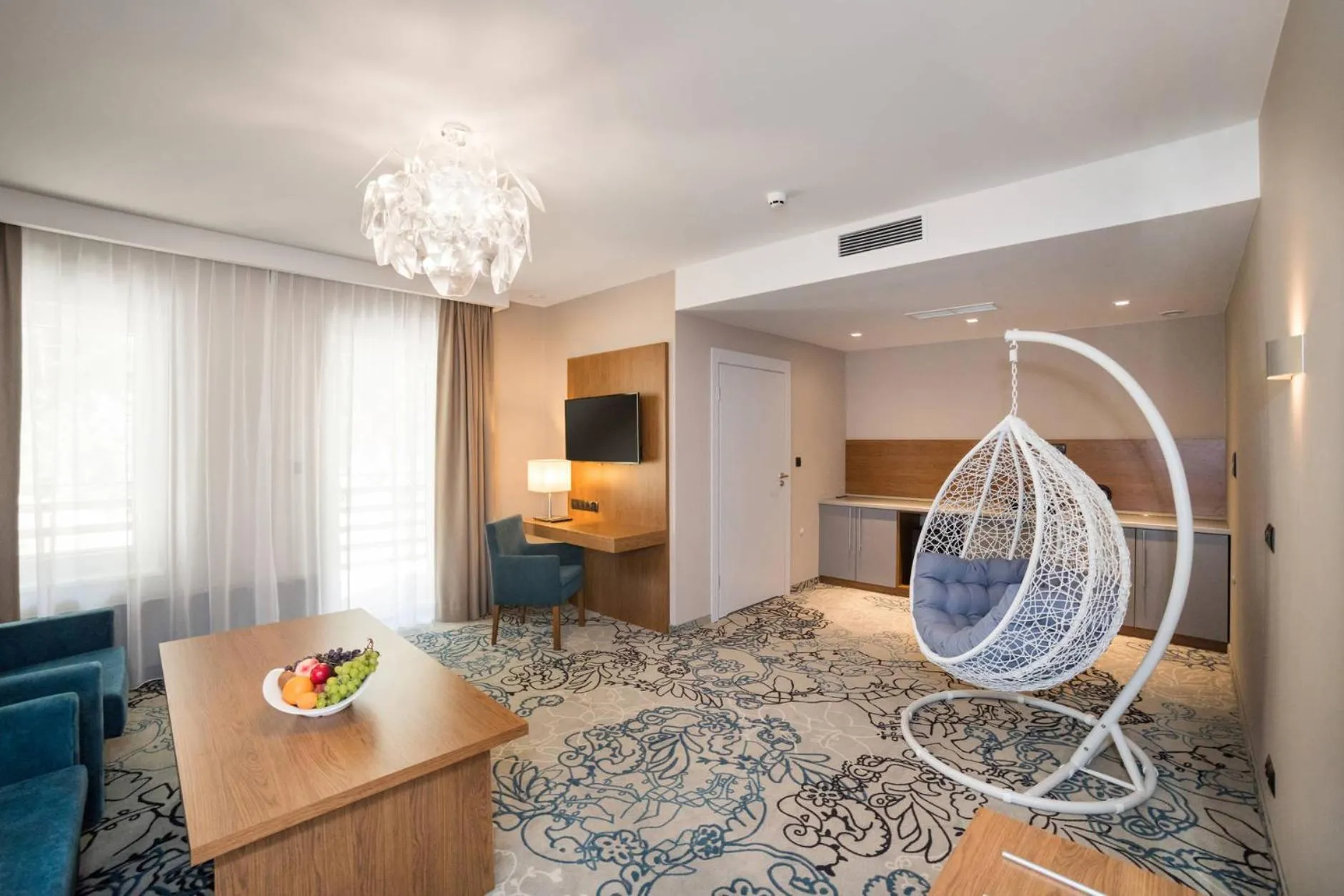 Communal lounge/ TV room in Rezydencja Sosnowa Luxury Hotel