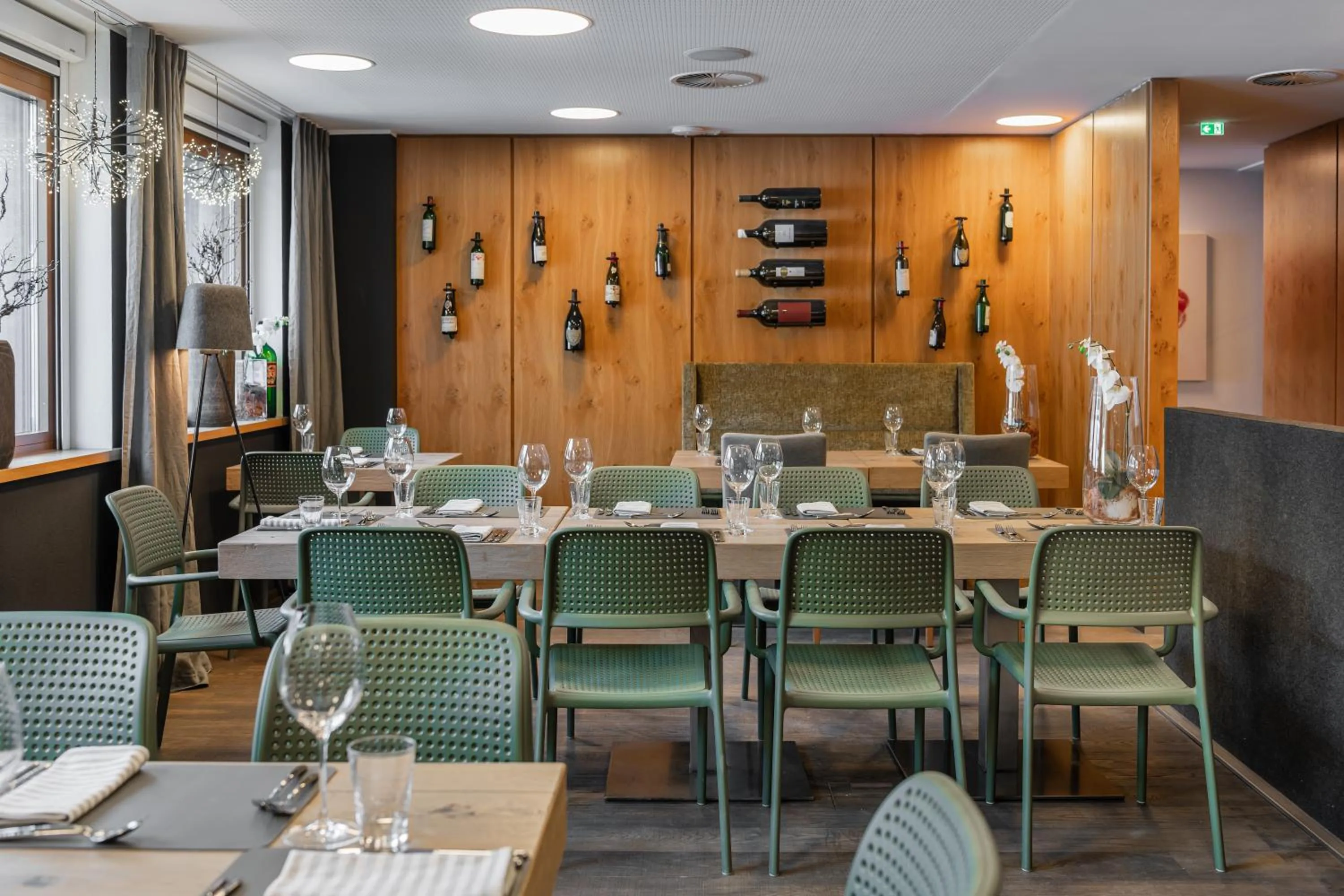 Restaurant/places to eat in AlpenParks Hotel & Apartment Taxacher