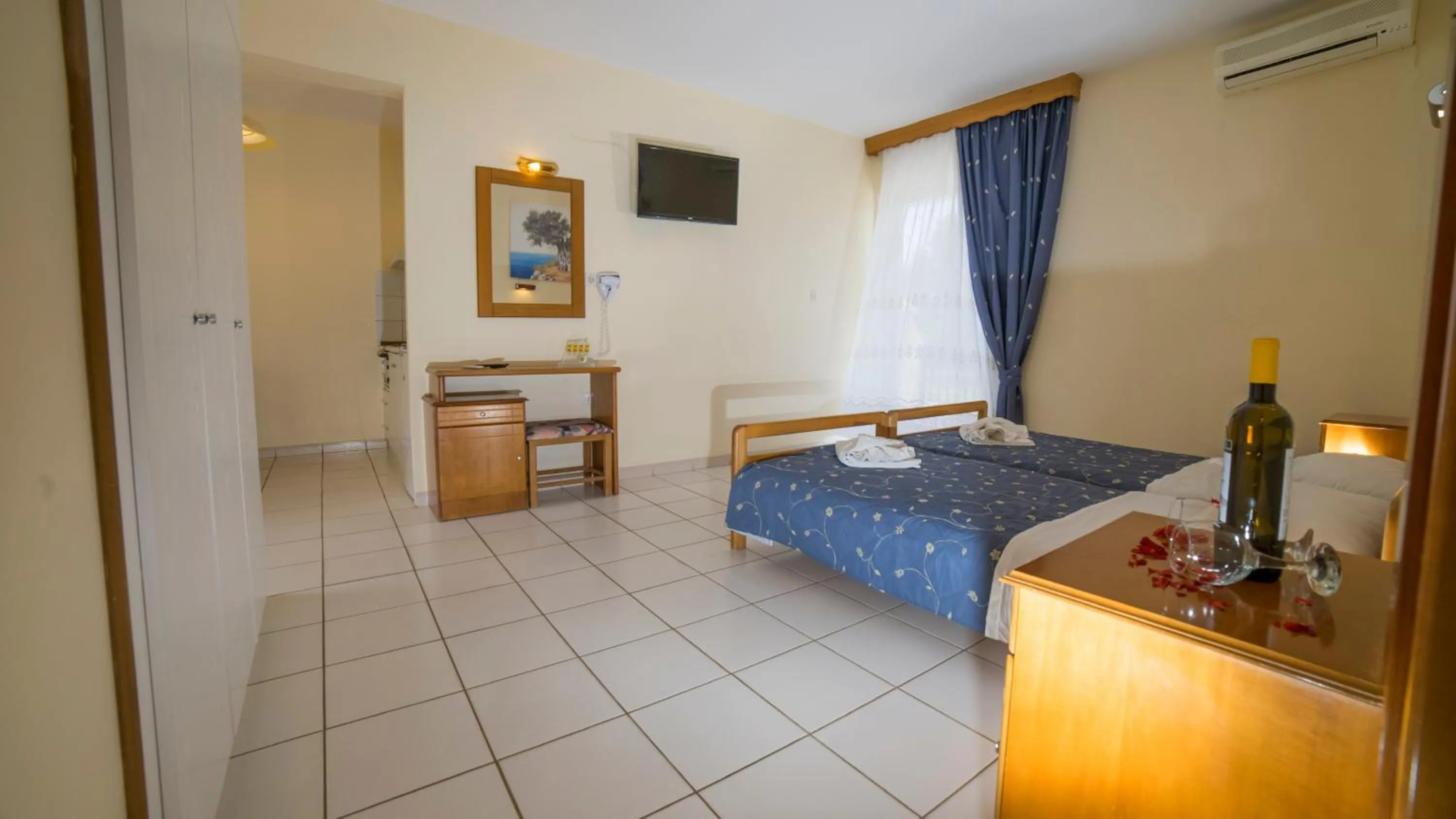 Photo of the whole room, Bed in Aneton