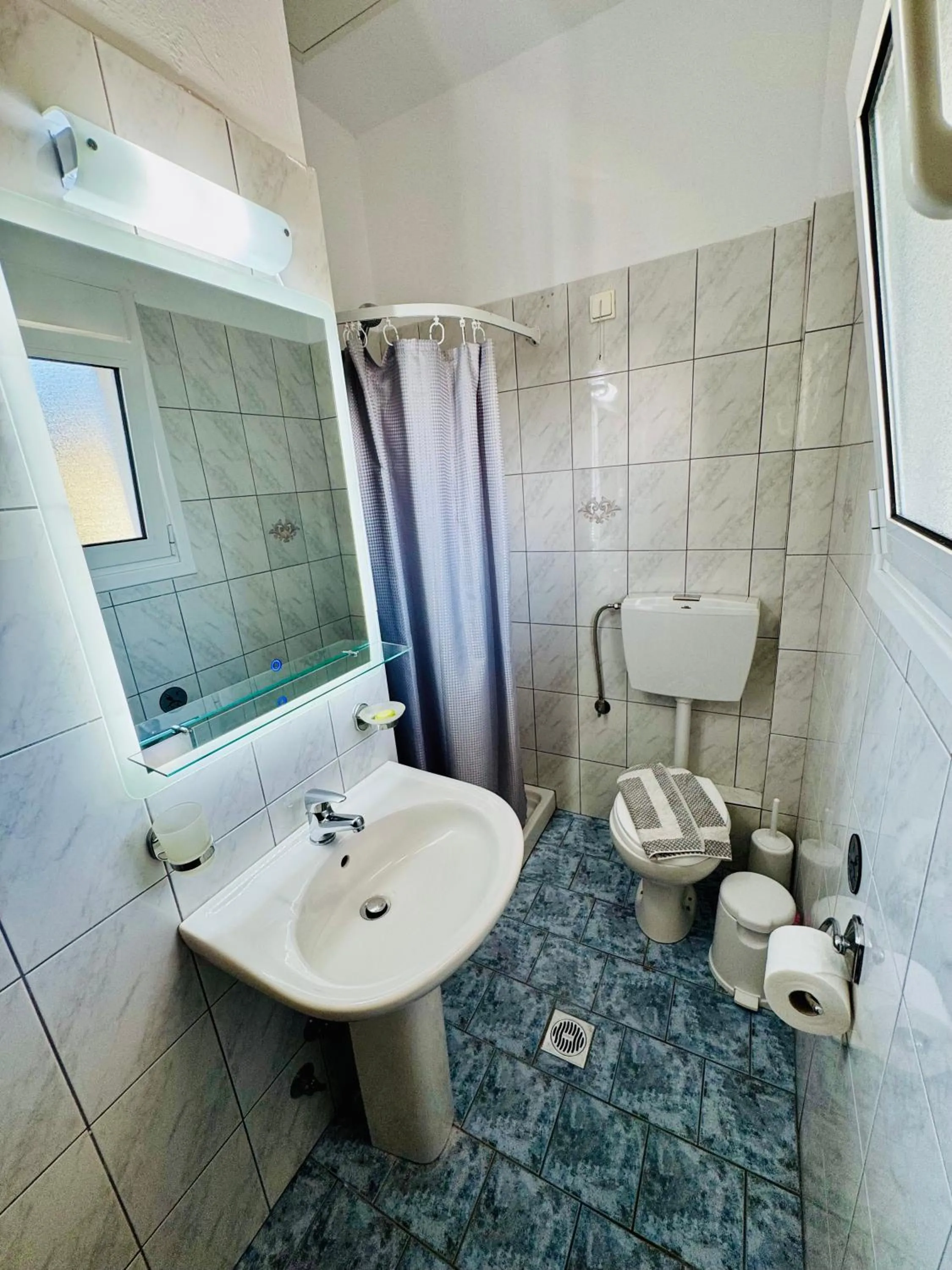 Shower in Aneton