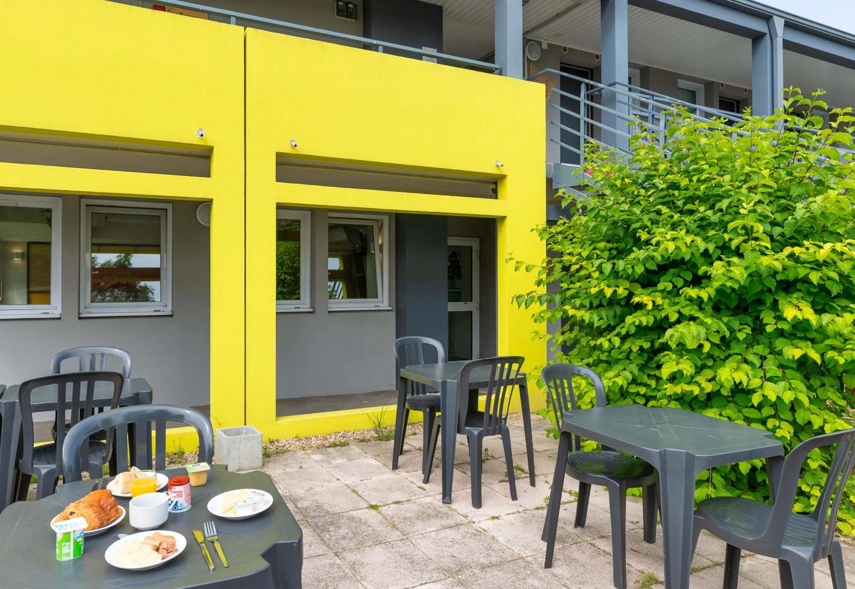 Patio in B&B HOTEL Troyes Barberey