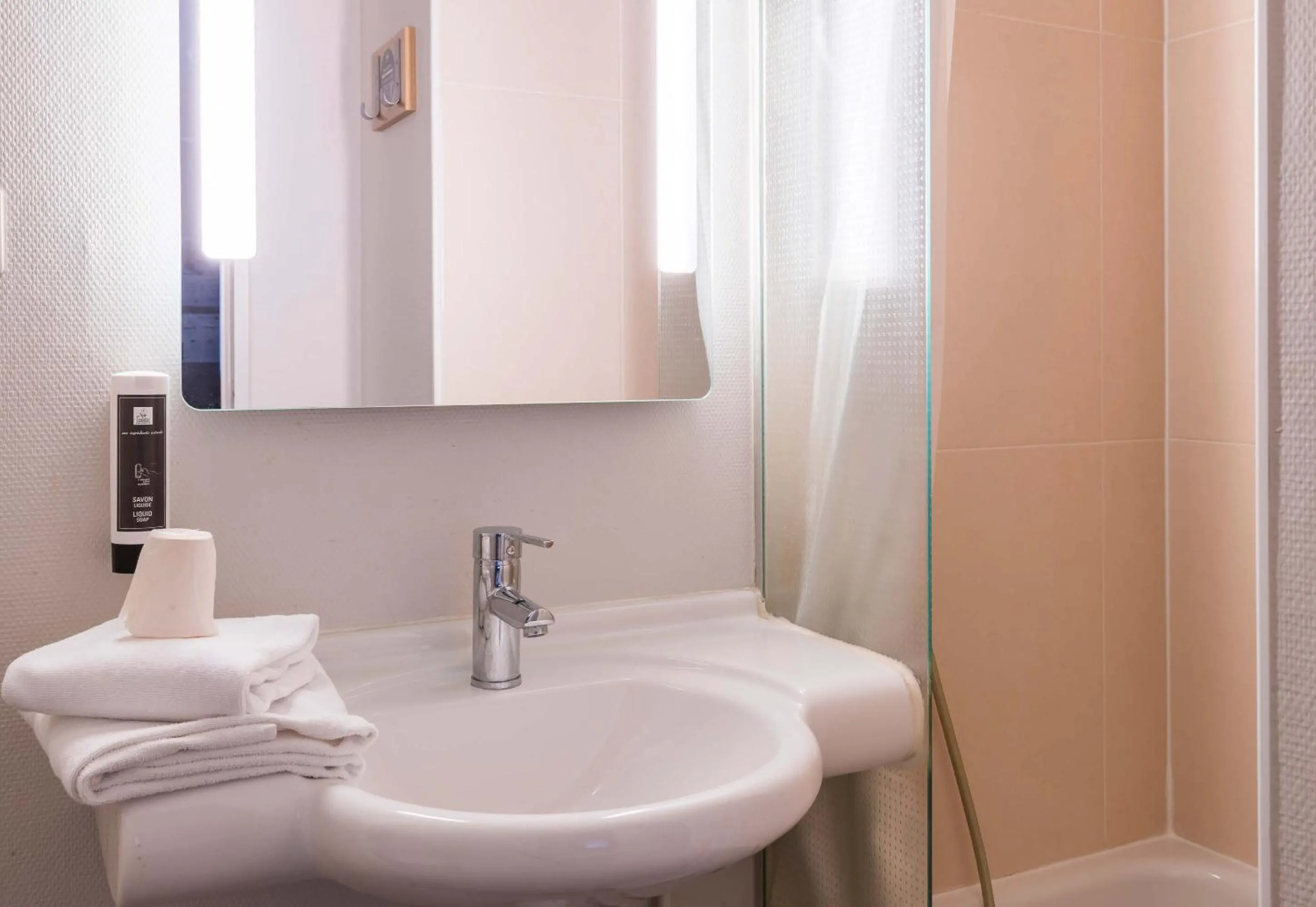 Bathroom in B&B HOTEL Troyes Barberey