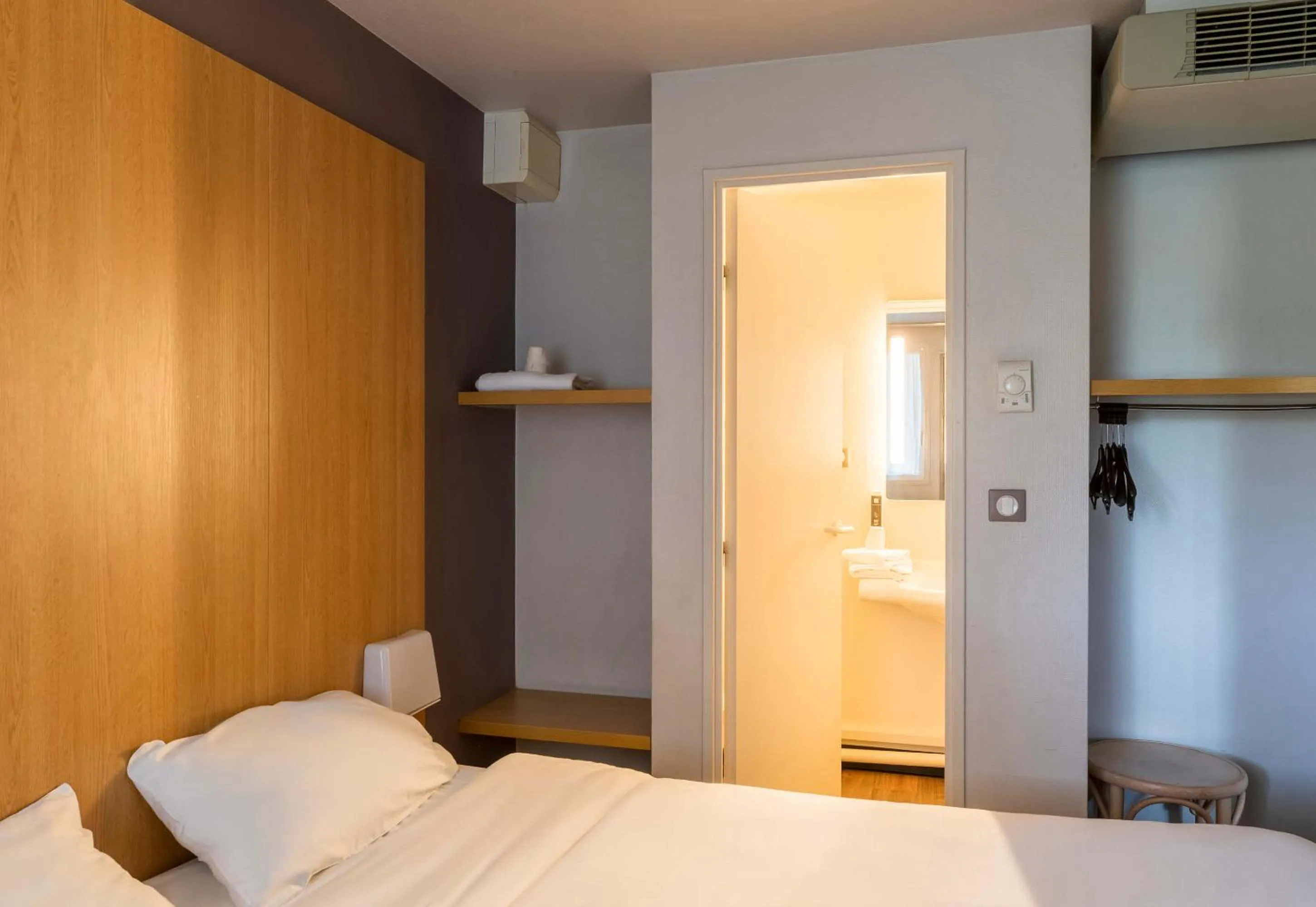 Bedroom, Bed in B&B HOTEL Troyes Barberey