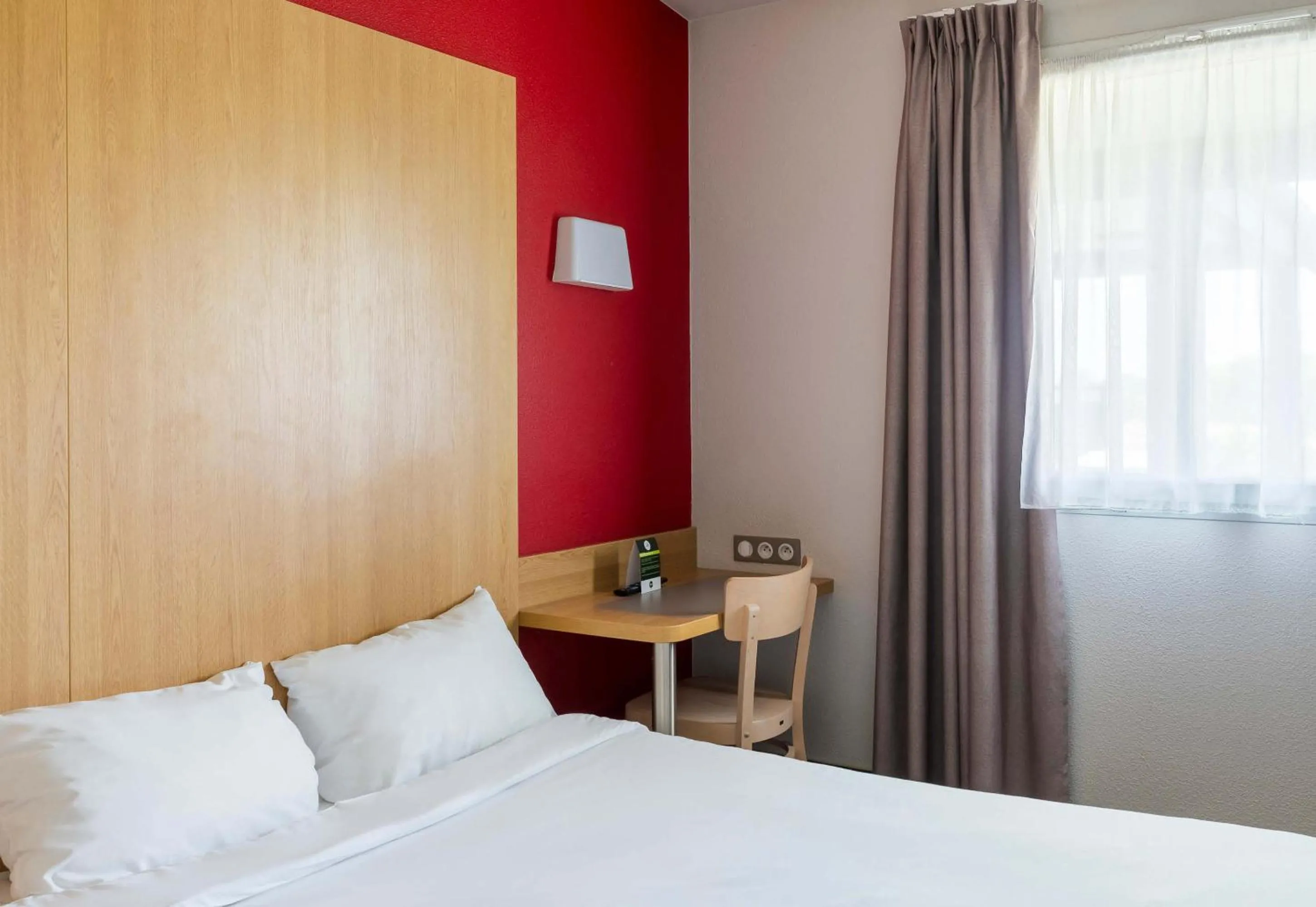 Bedroom, Bed in B&B HOTEL Troyes Barberey