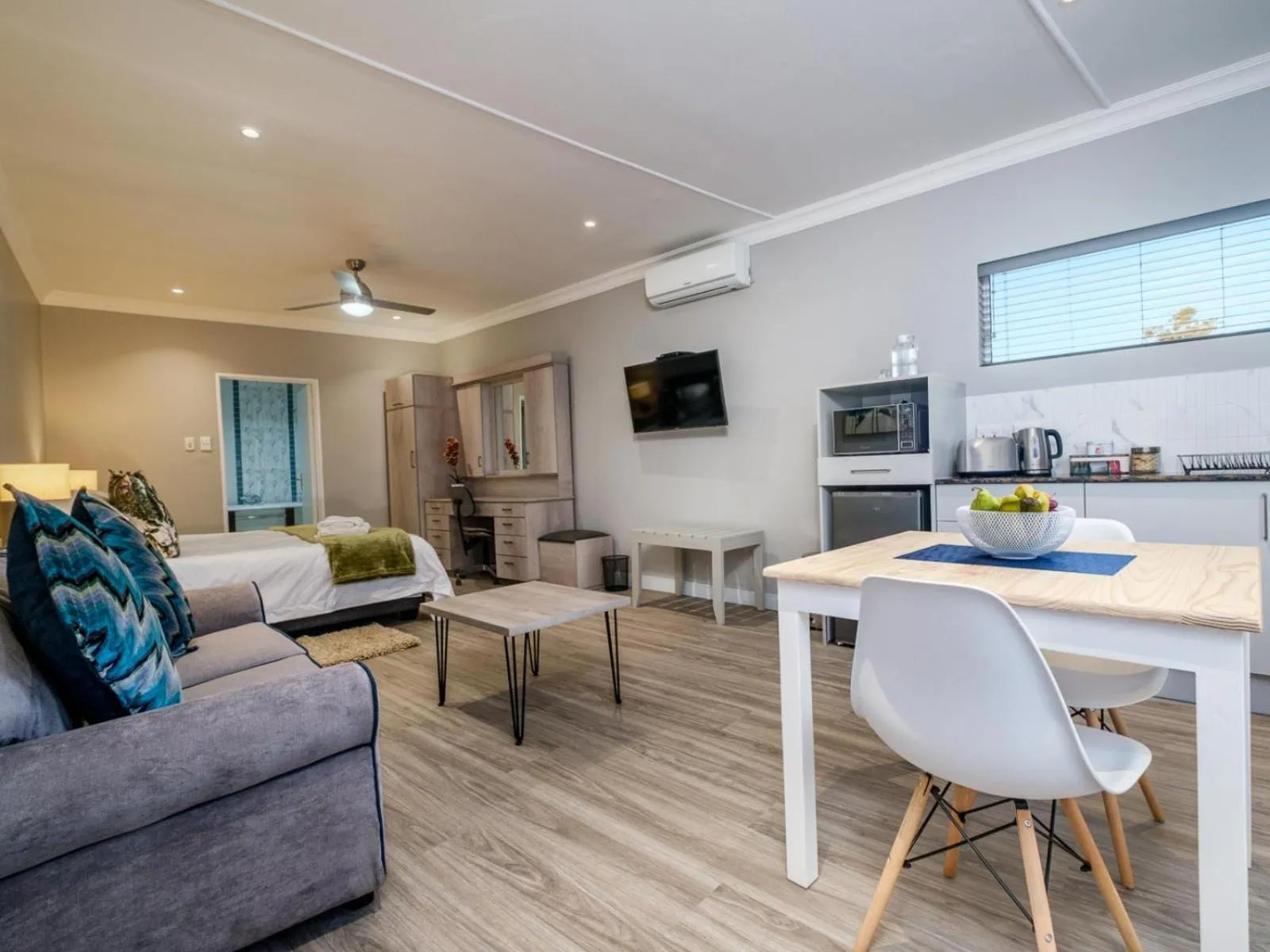 Photo of the whole room in 49-on-Cherry