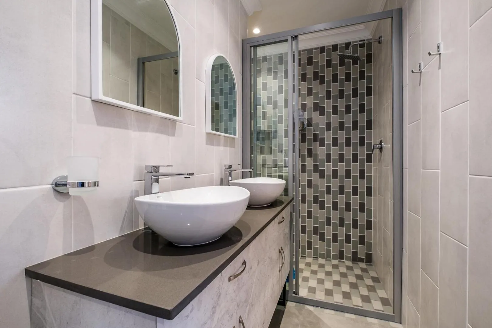 Shower in 49-on-Cherry