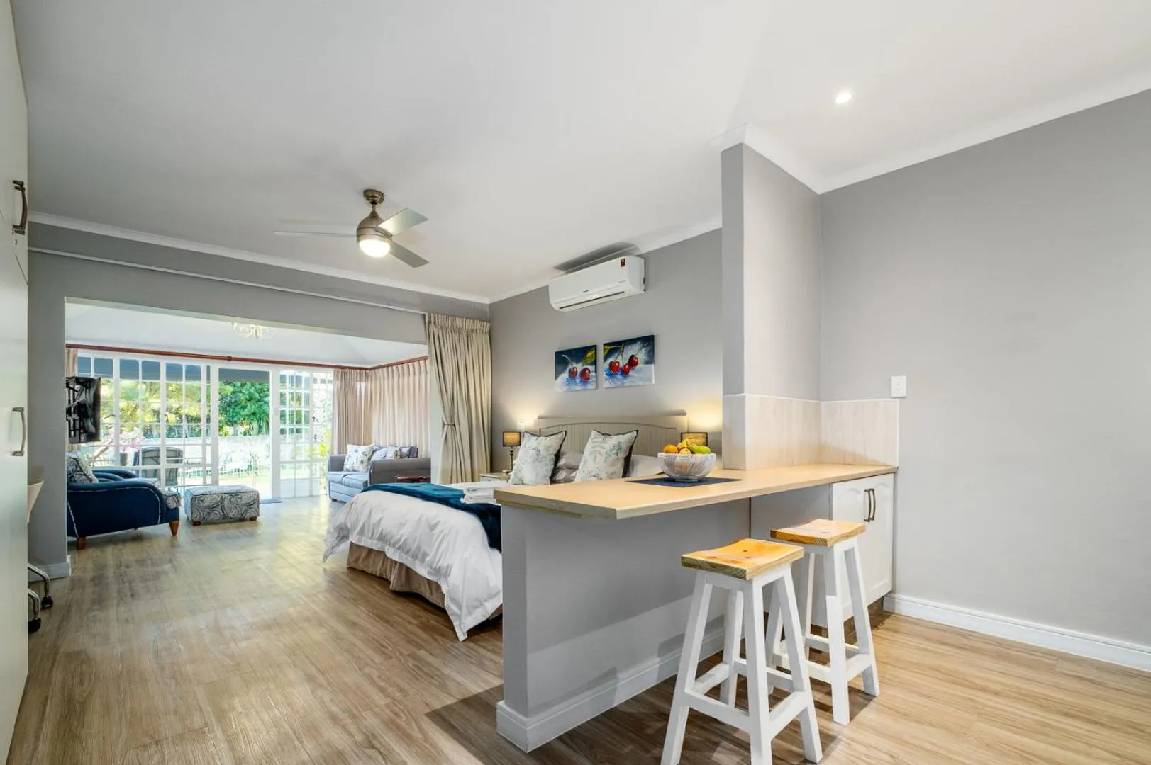 Dining area, Bed in 49-on-Cherry