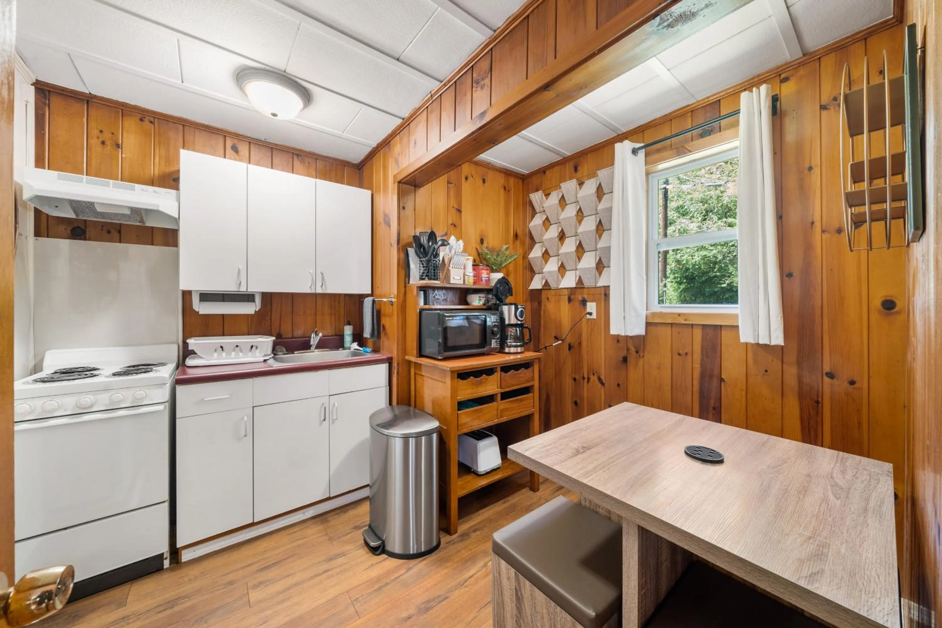 Kitchen or kitchenette in CedarWood Inn