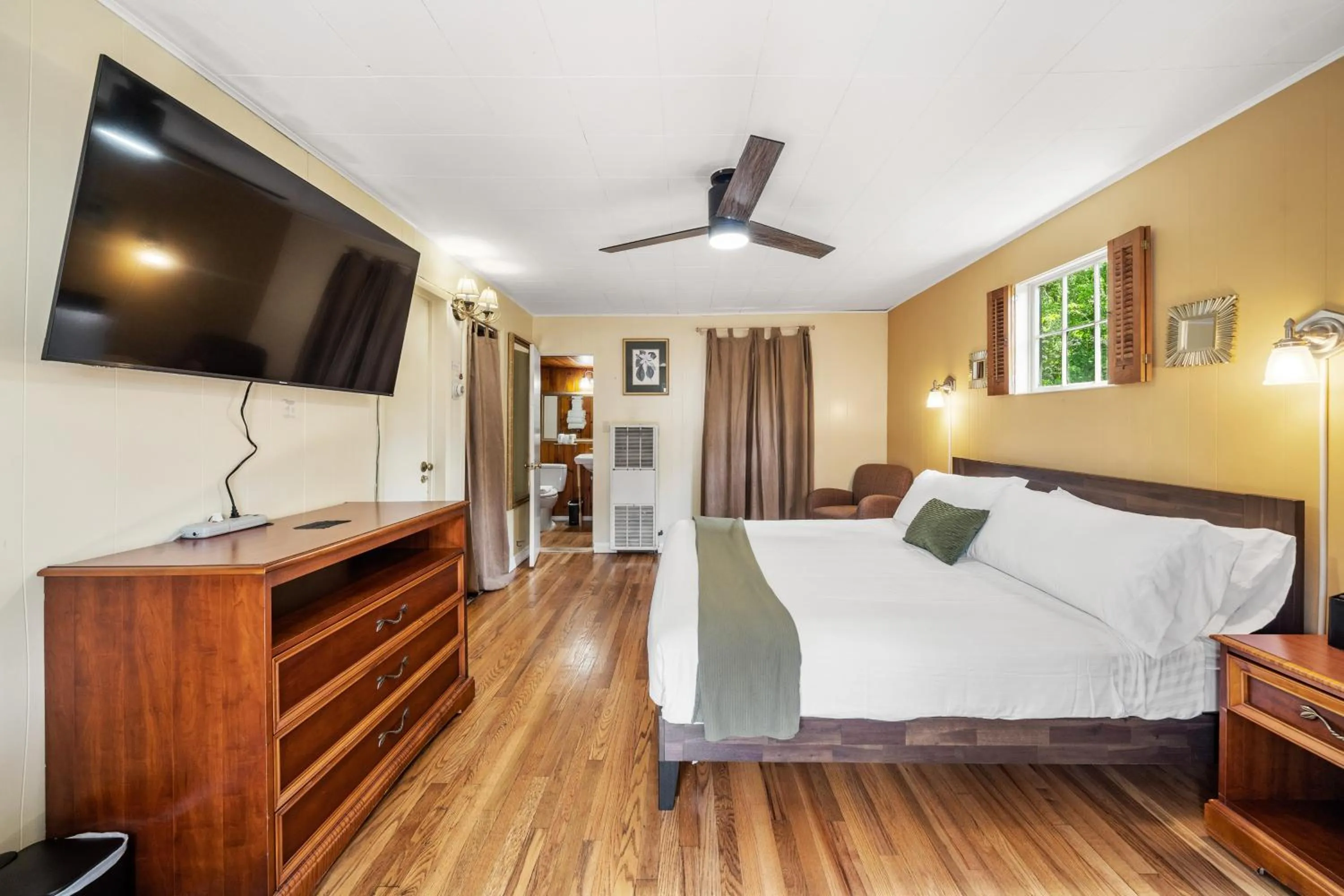 Photo of the whole room, Bed in CedarWood Inn