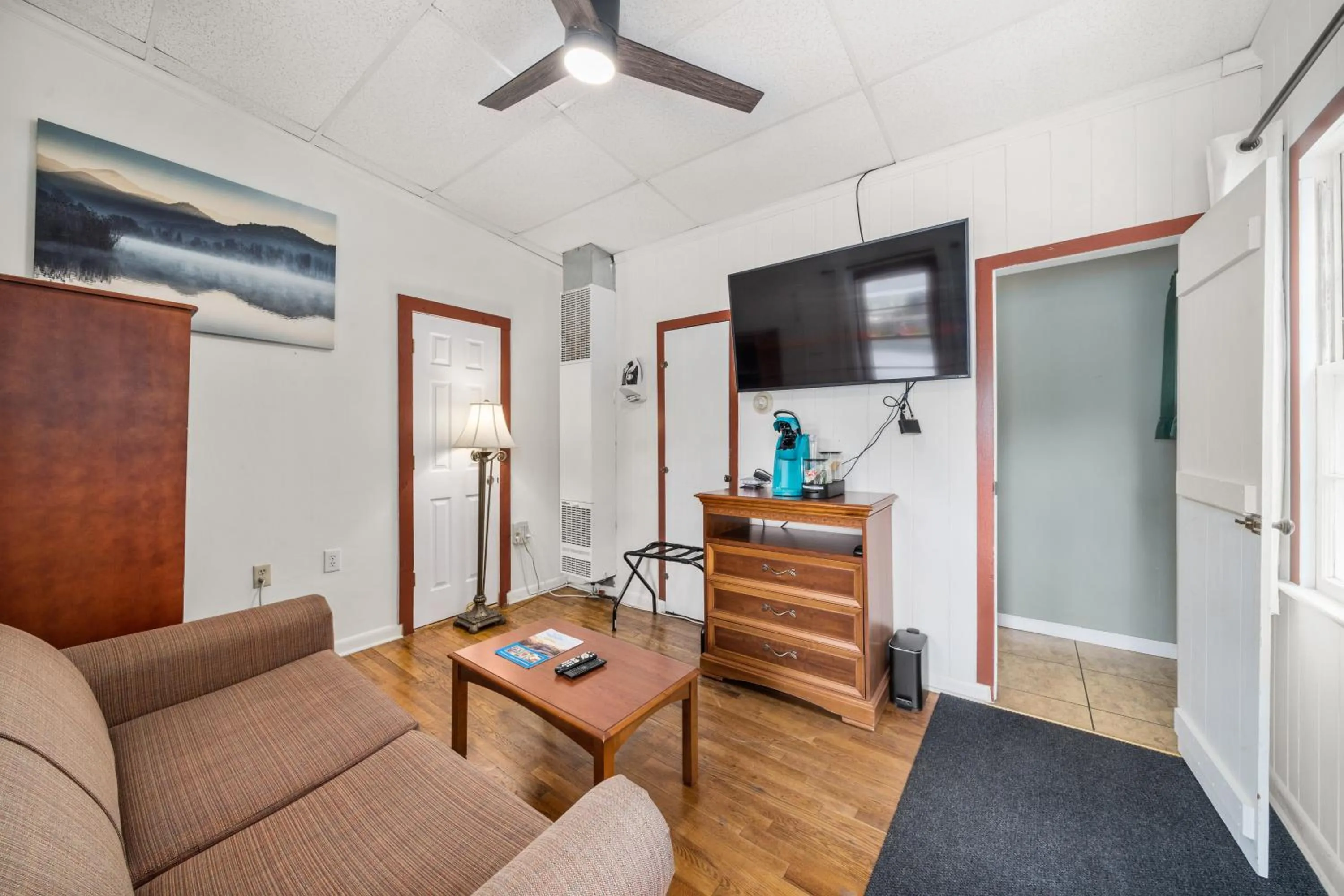 TV and multimedia in CedarWood Inn