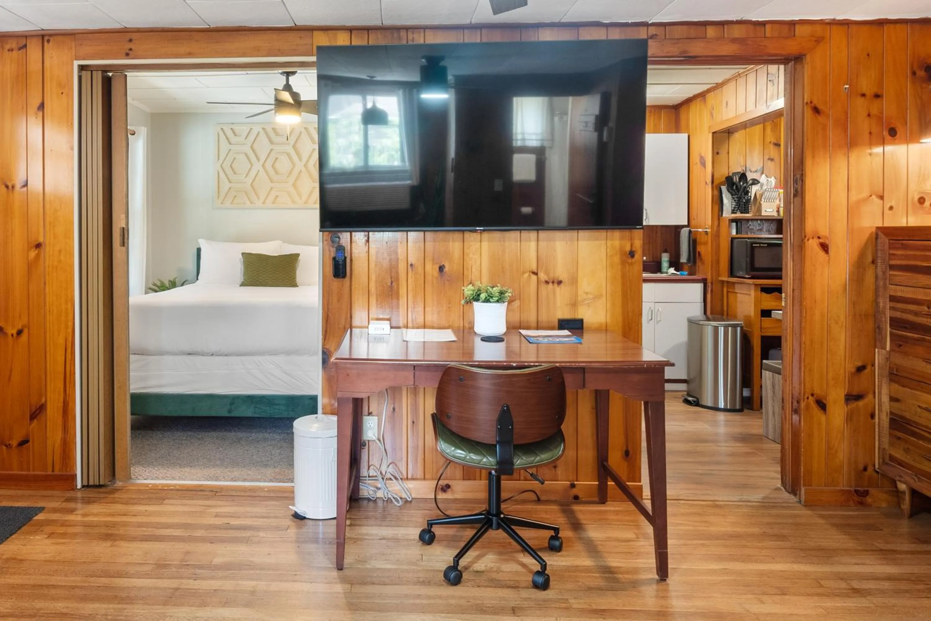 Bed in CedarWood Inn