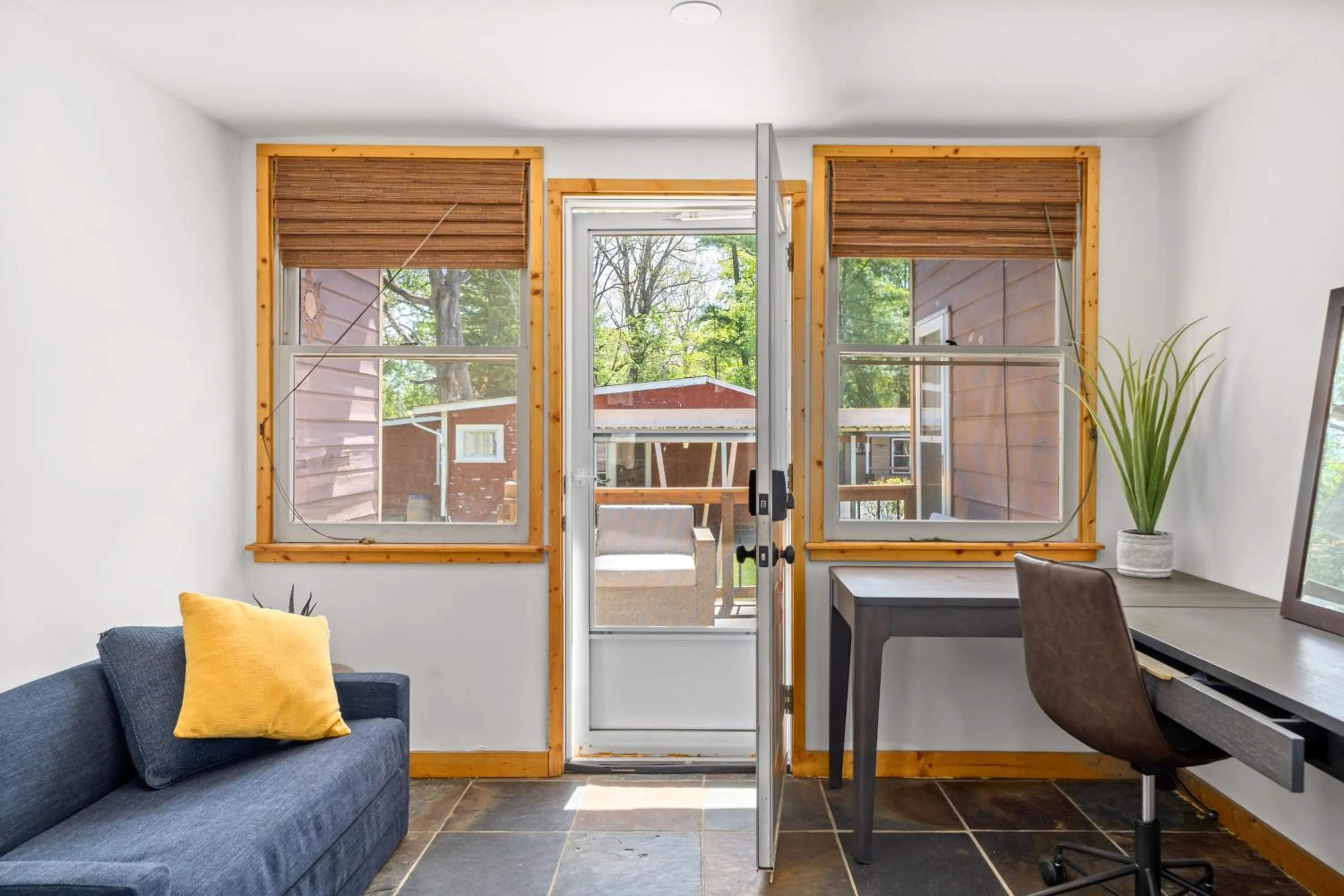 Living room in CedarWood Inn