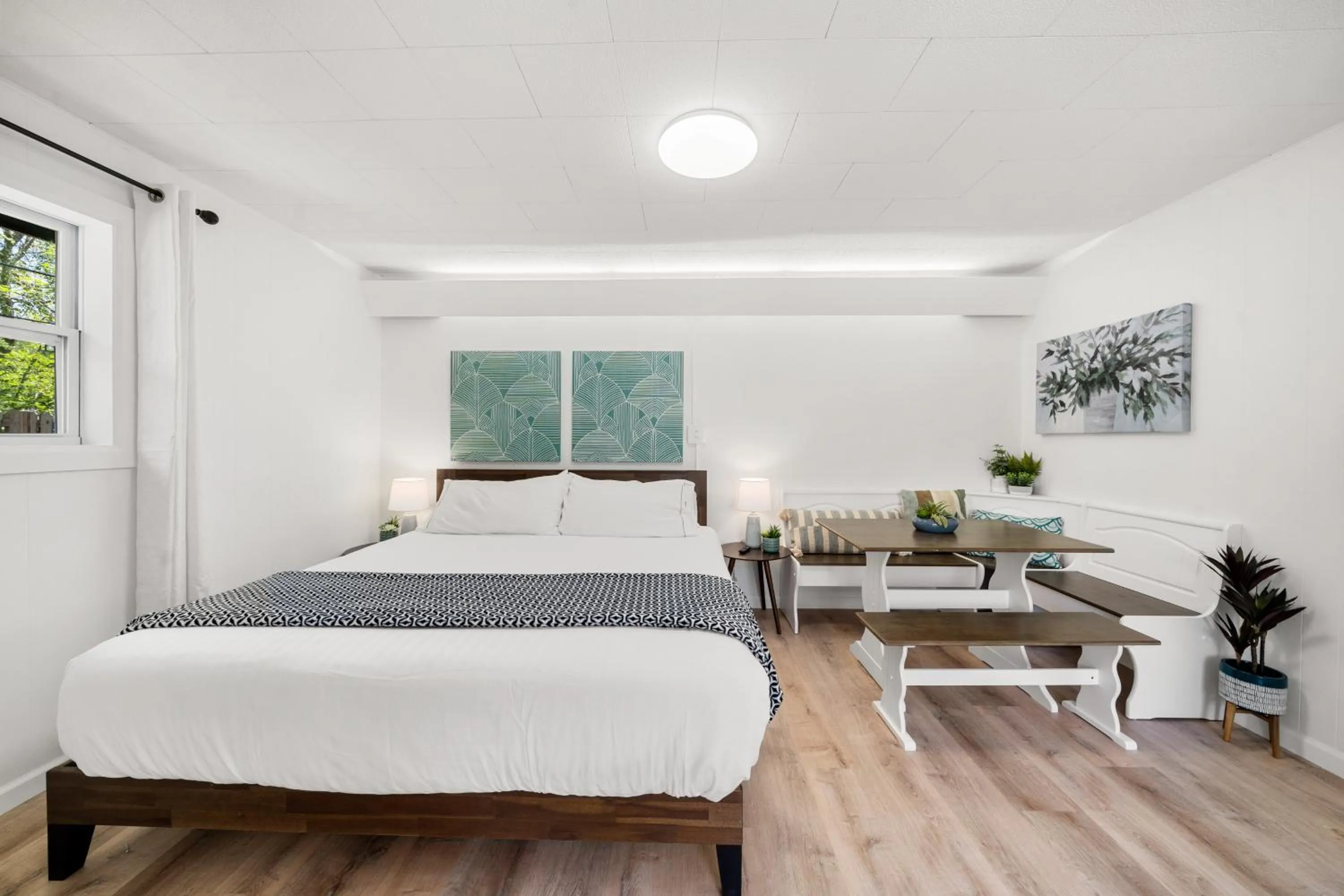 Photo of the whole room, Bed in CedarWood Inn