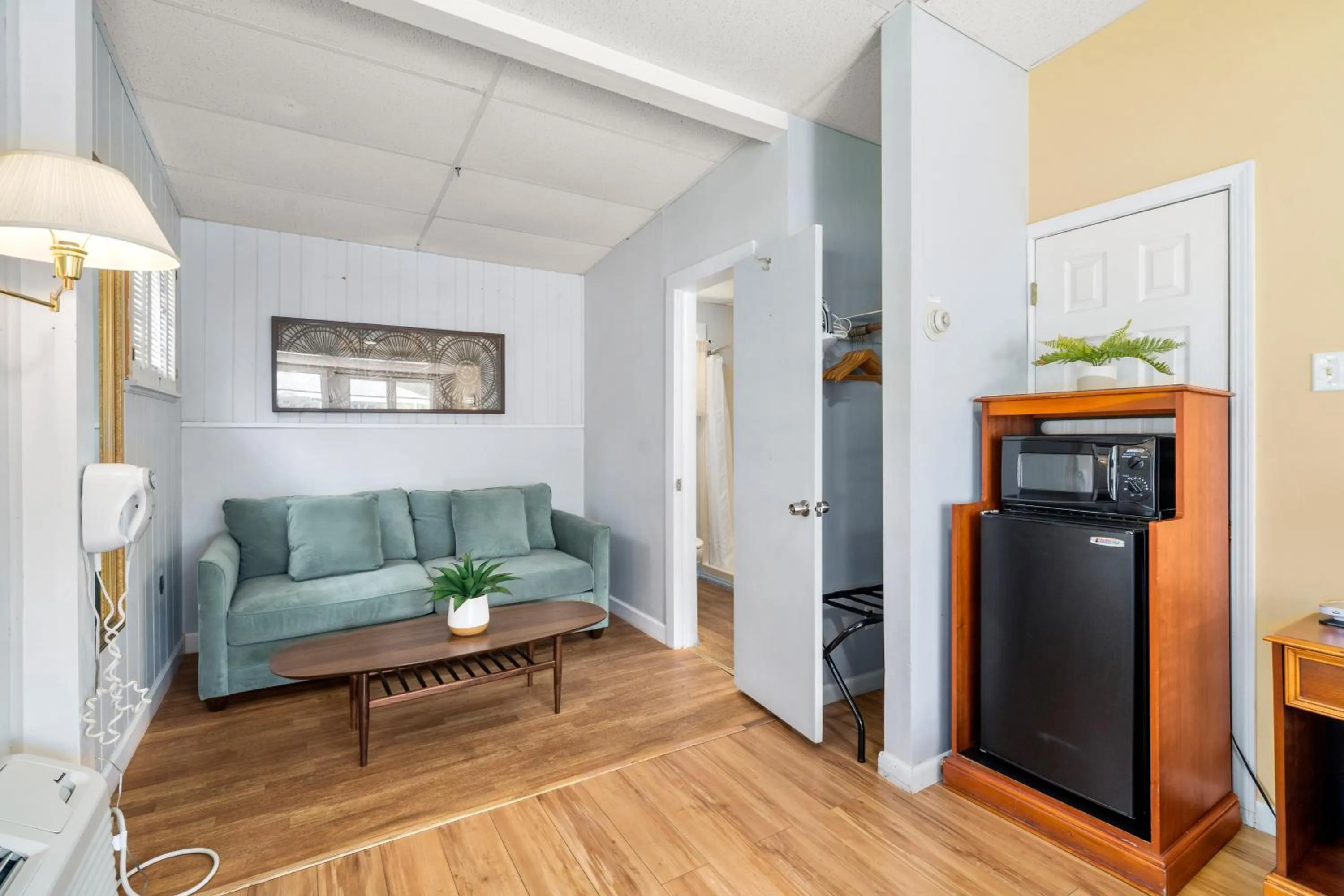 Living room, Bed in CedarWood Inn