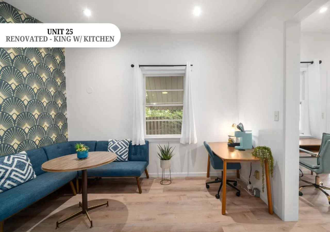 Living room in CedarWood Inn