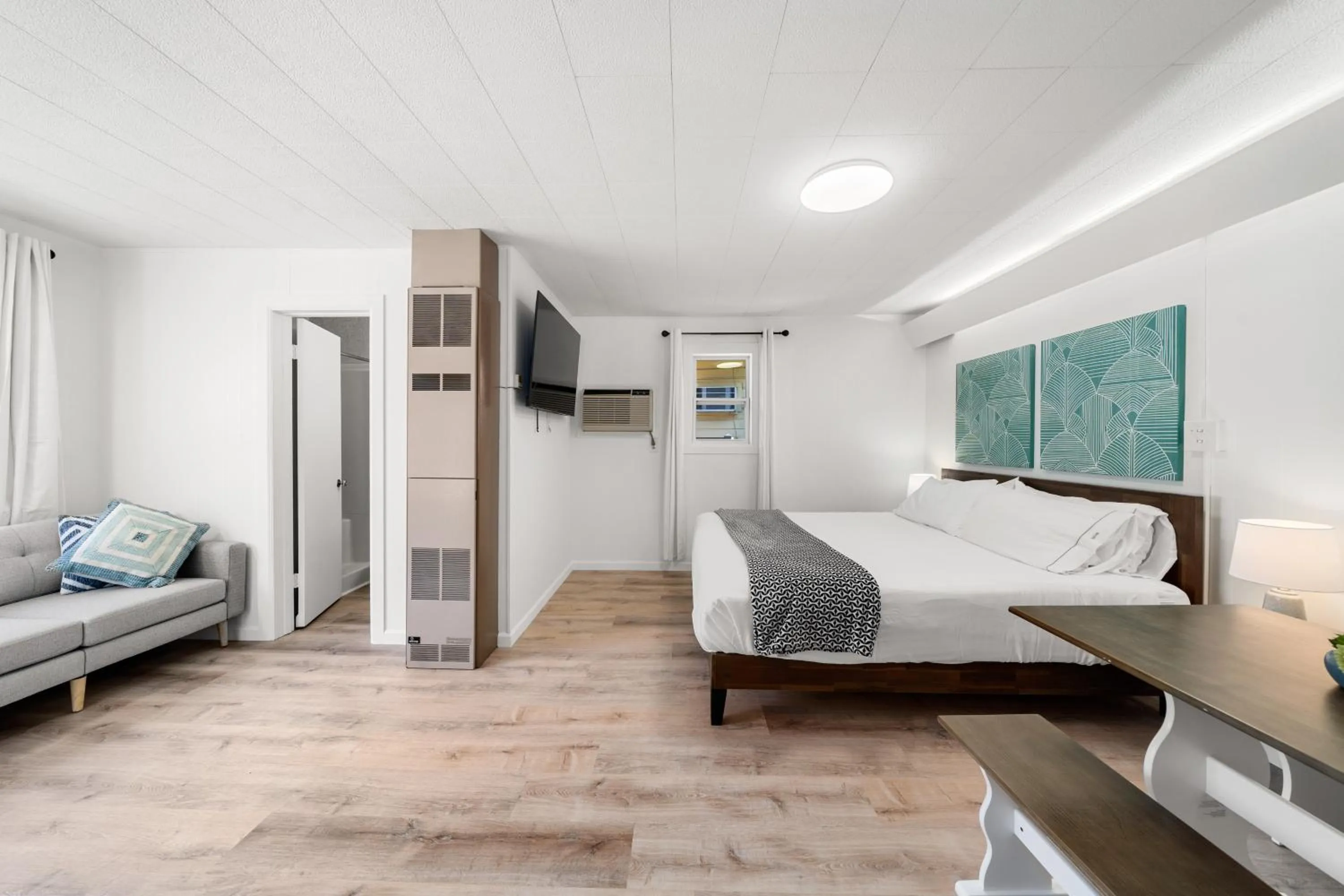 Photo of the whole room, Bed in CedarWood Inn