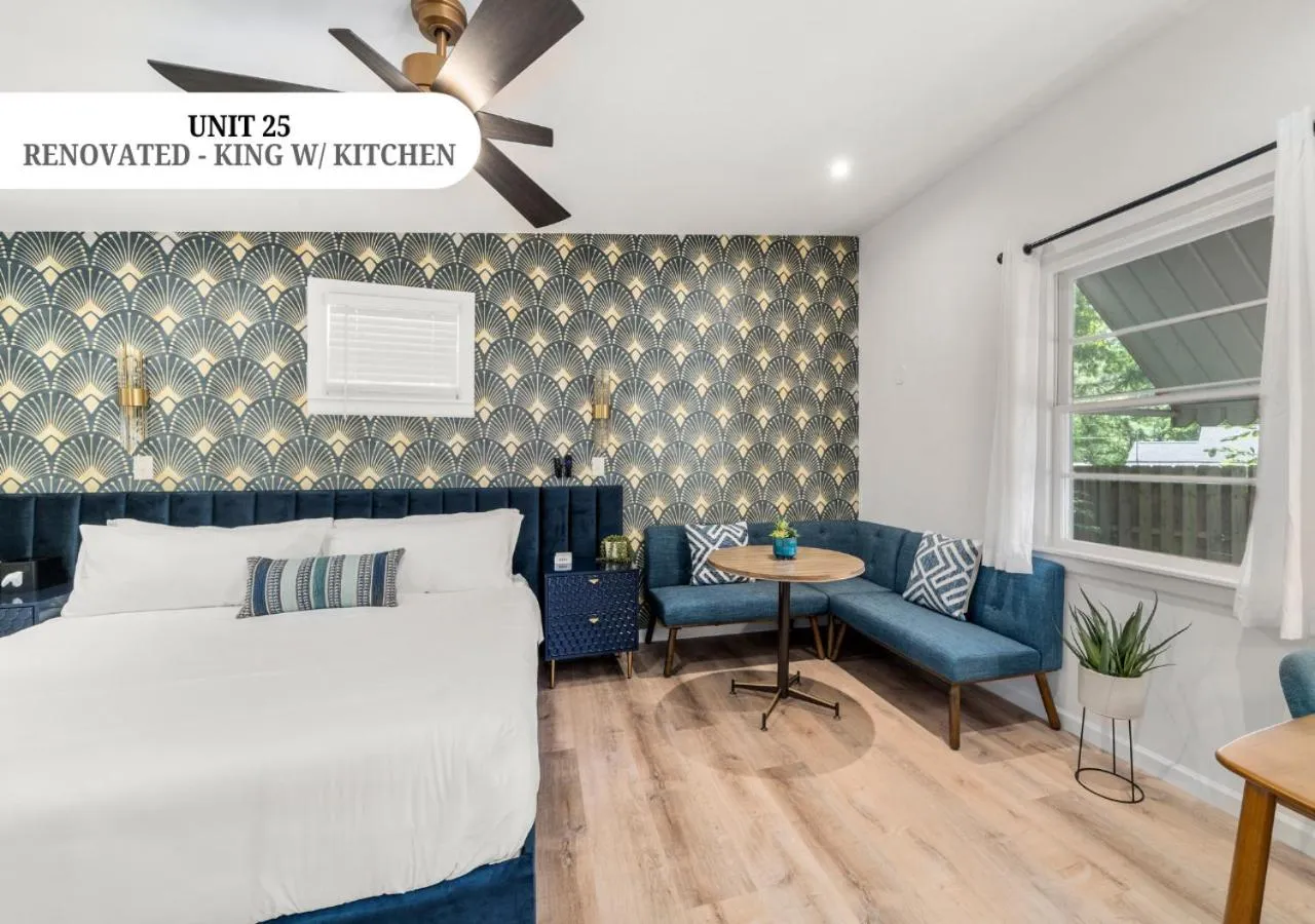 Photo of the whole room, Bed in CedarWood Inn