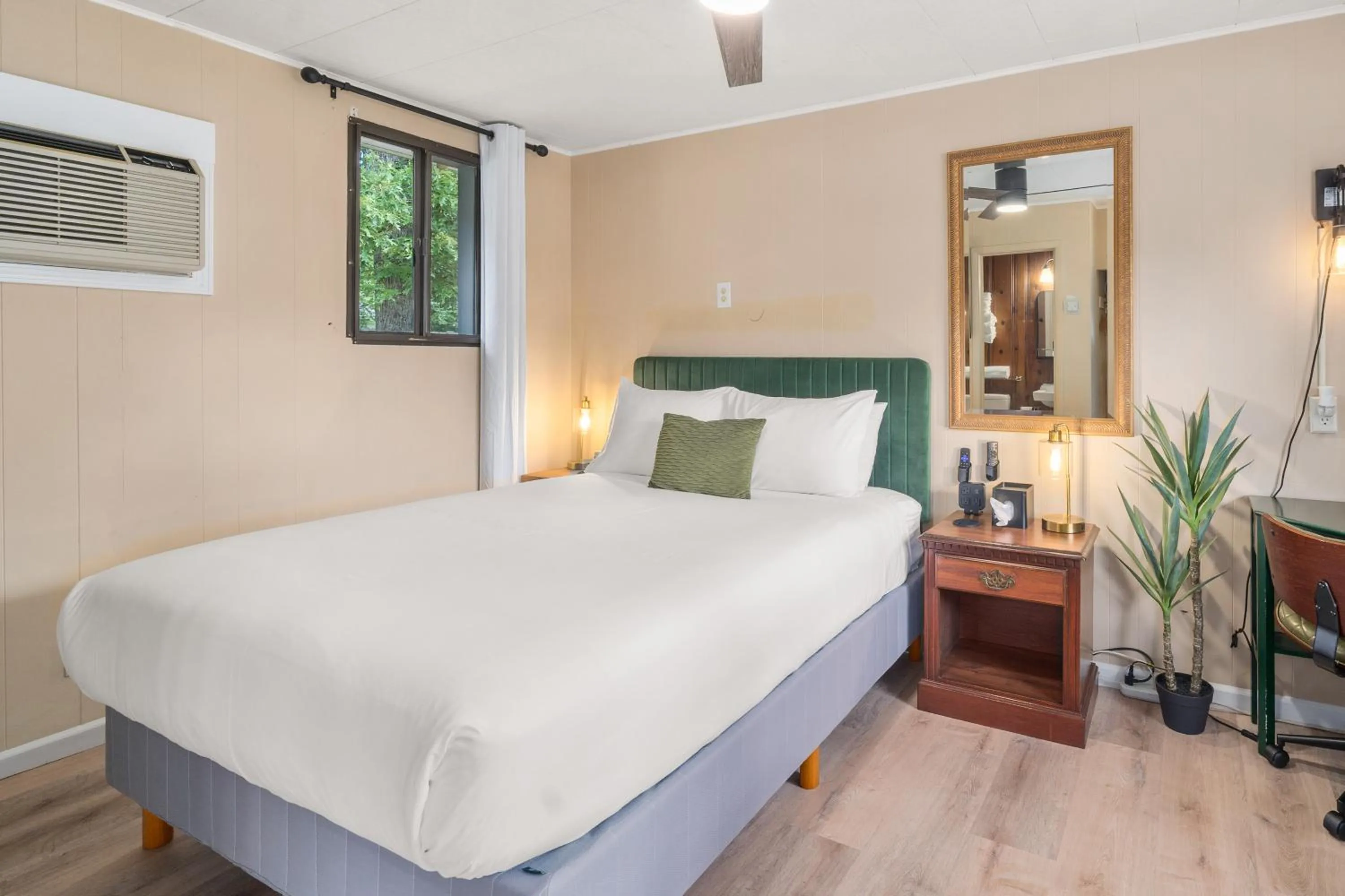 Bed in CedarWood Inn