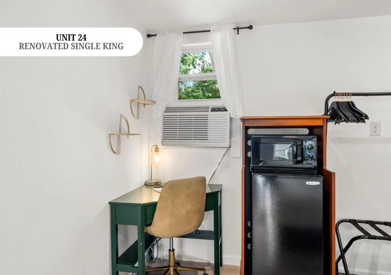 Kitchen or kitchenette in CedarWood Inn