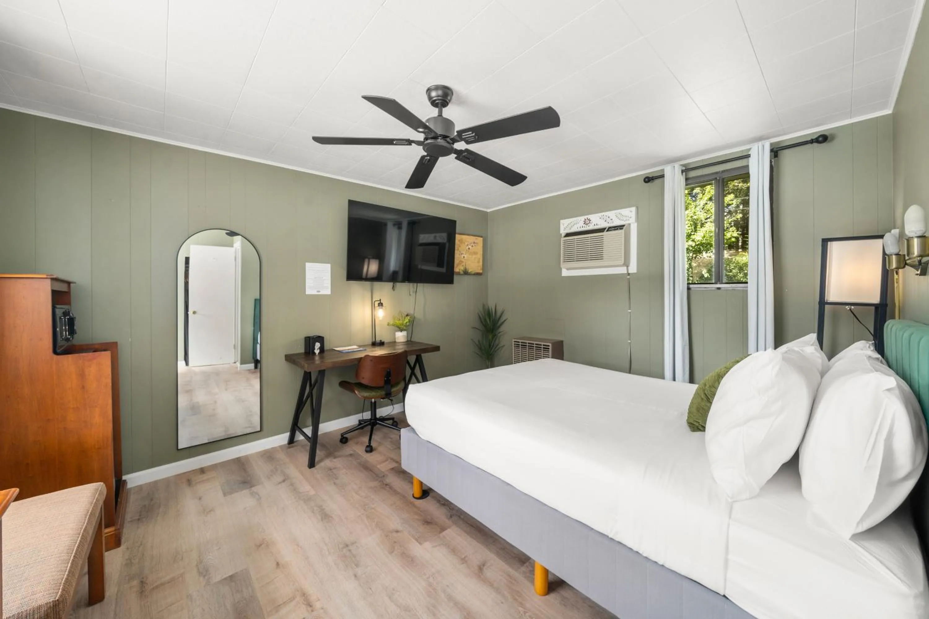 Bed in CedarWood Inn