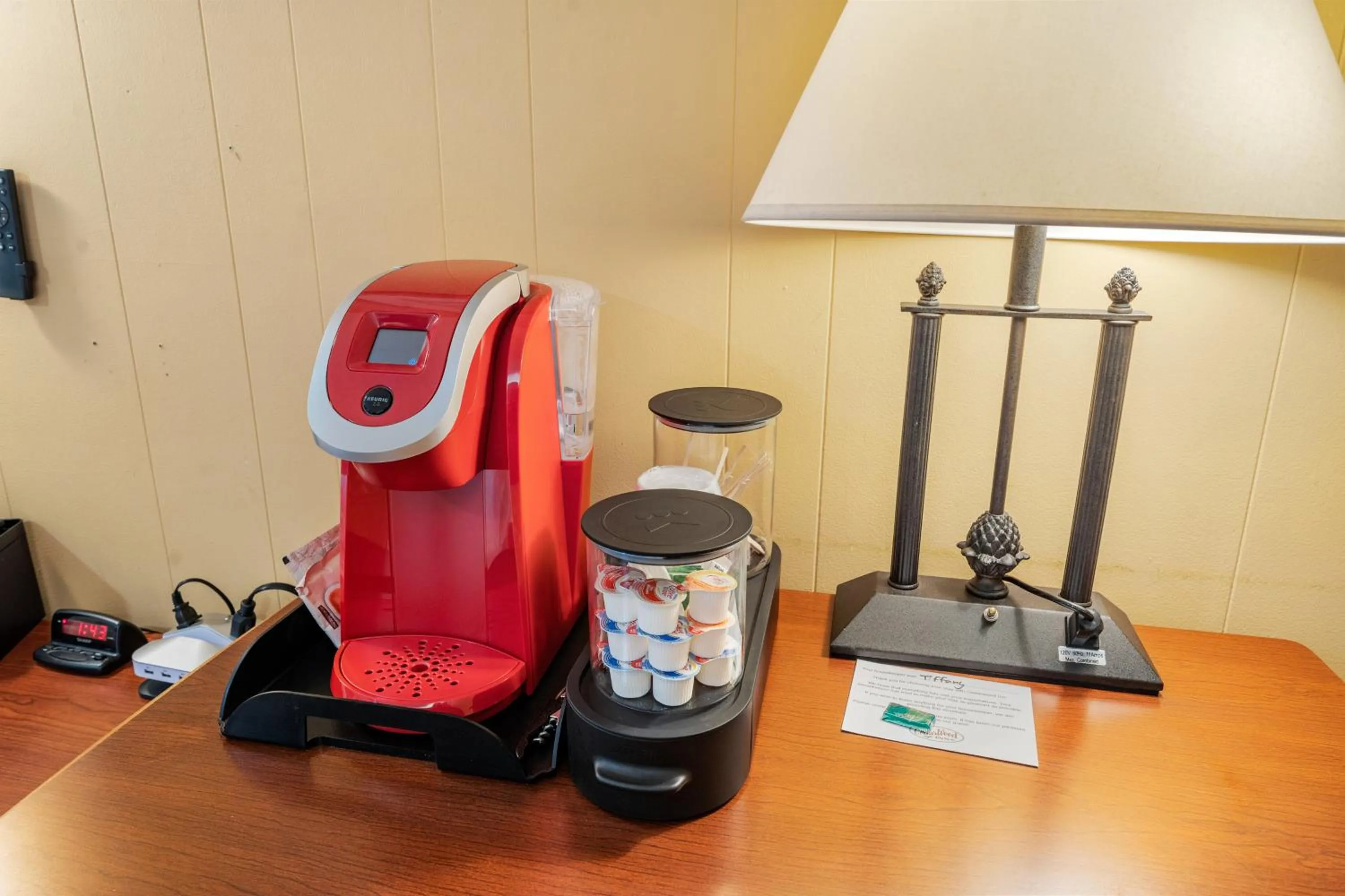 Coffee/tea facilities in CedarWood Inn