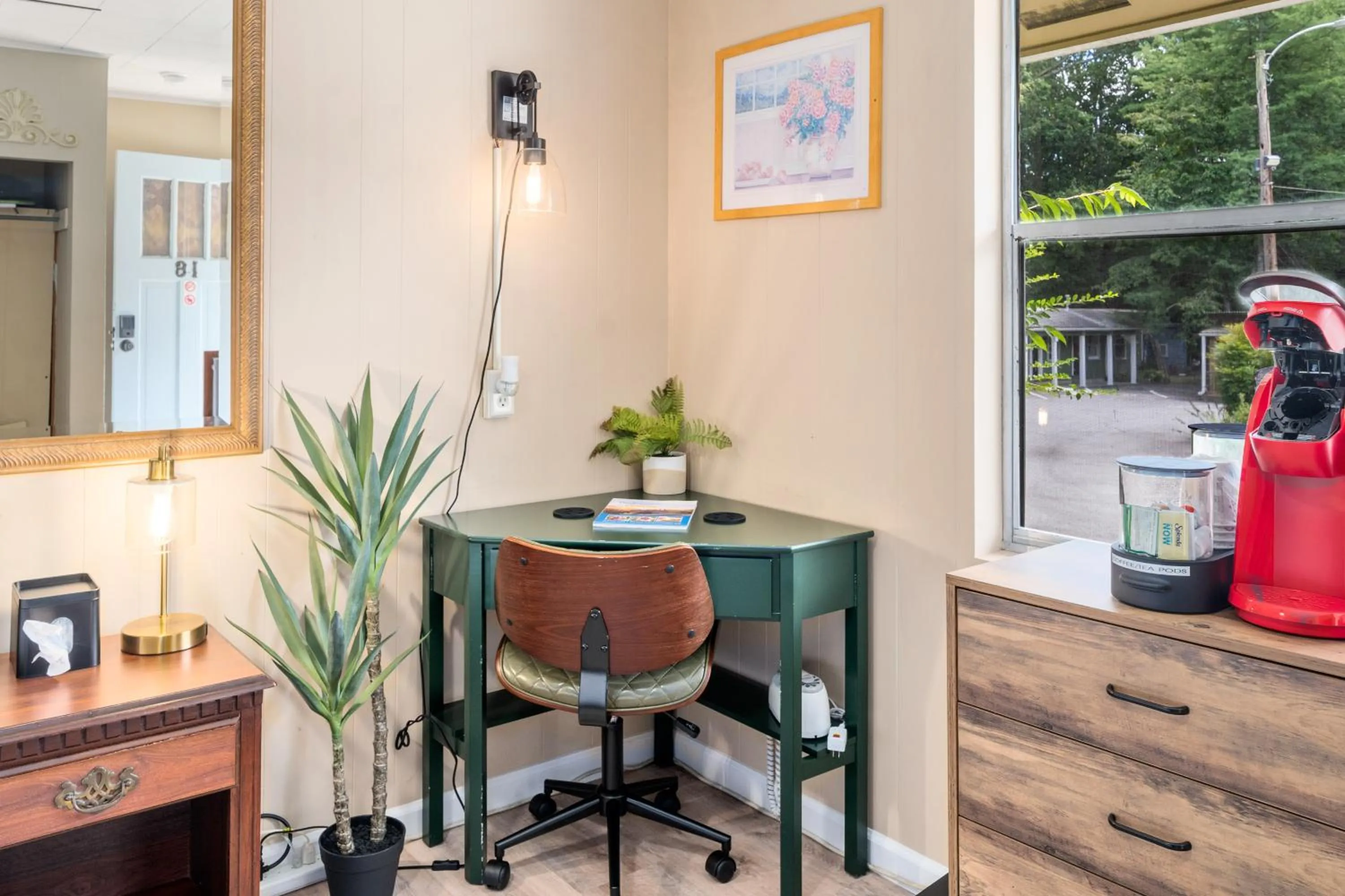 Coffee/tea facilities in CedarWood Inn