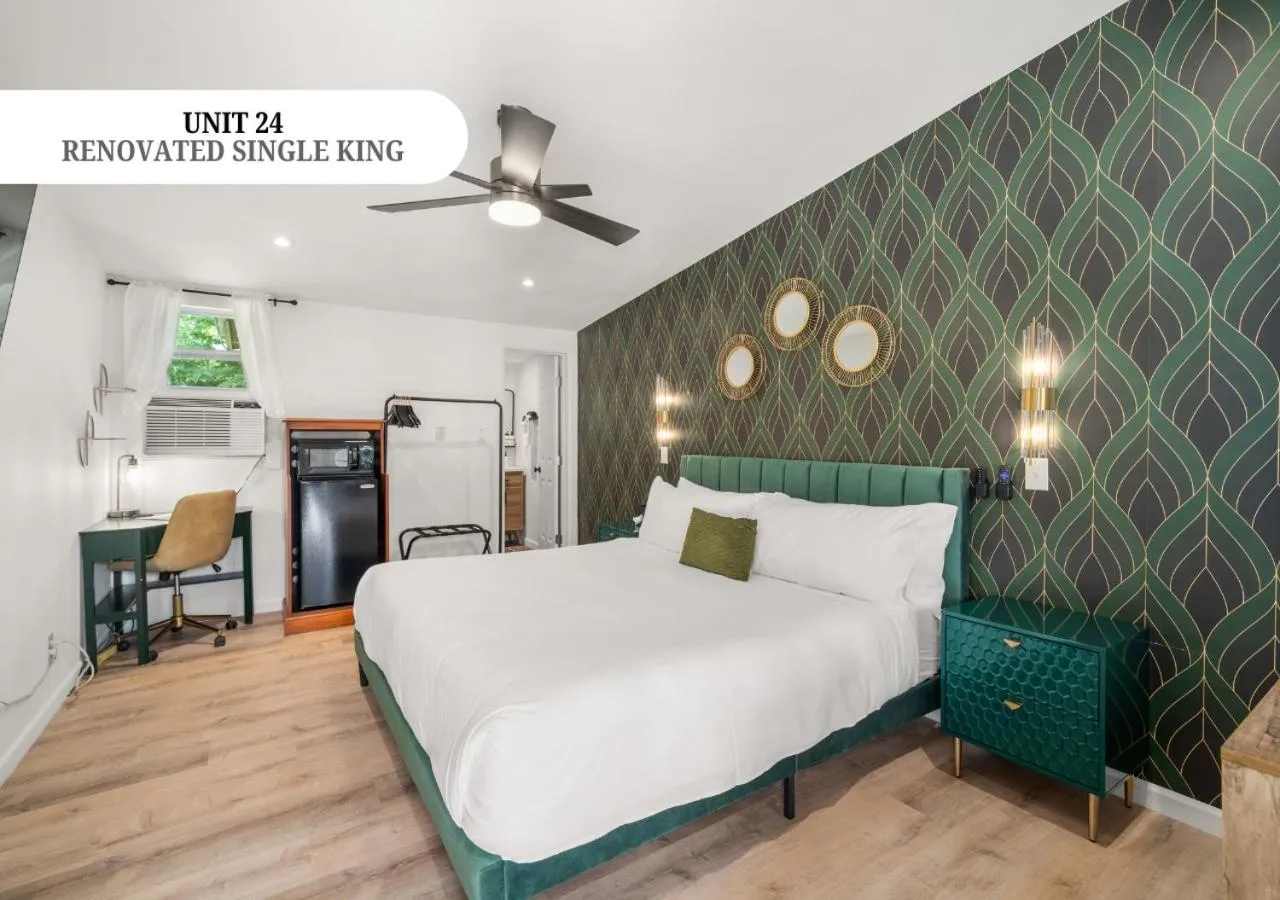 Bed in CedarWood Inn