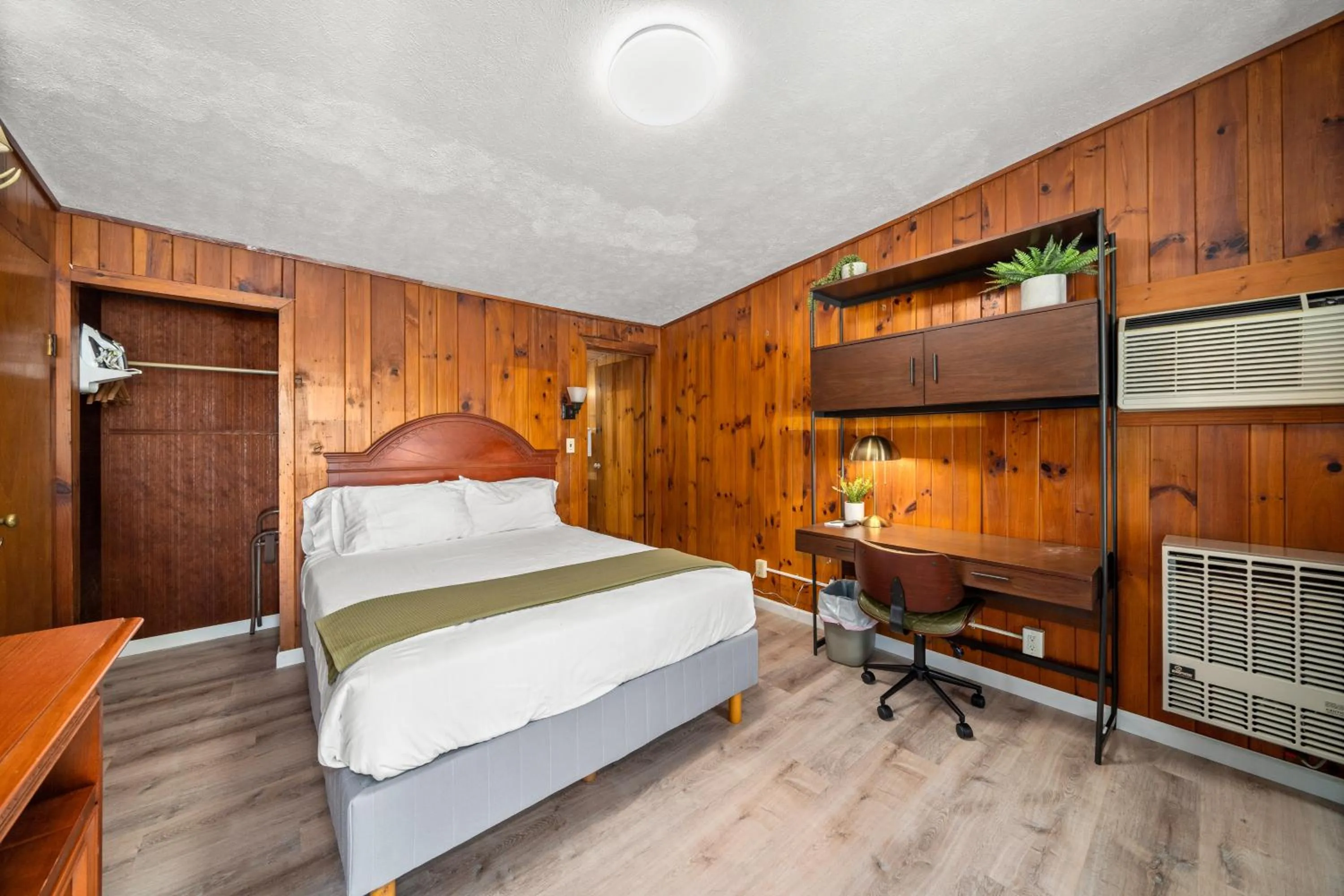 Bed in CedarWood Inn