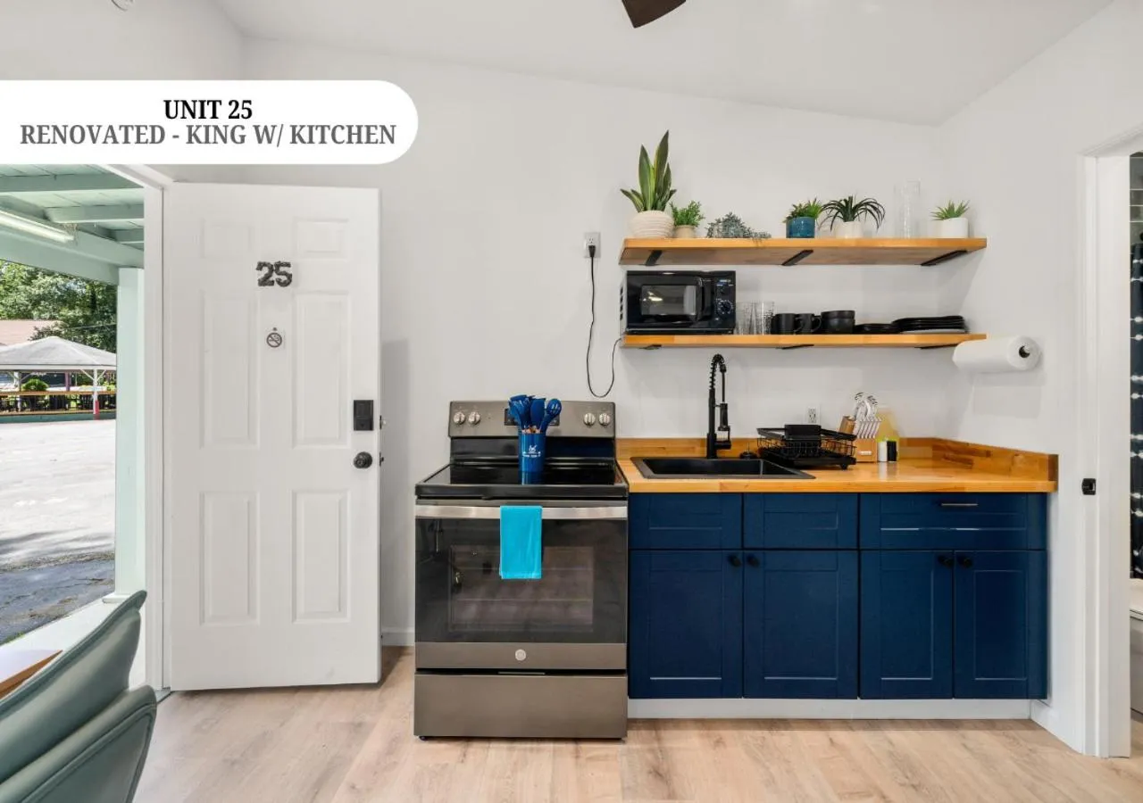 Kitchen or kitchenette in CedarWood Inn