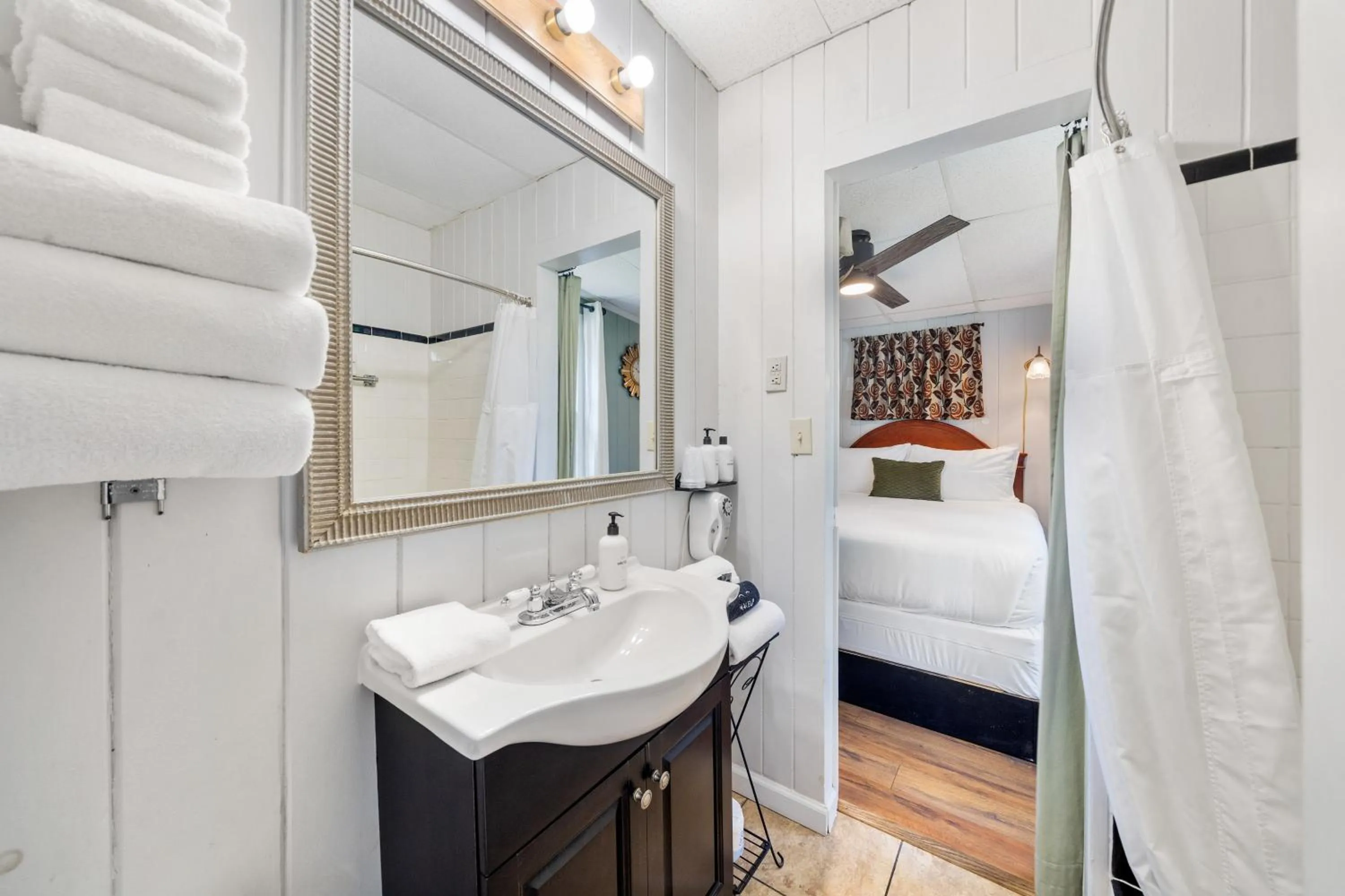 Bathroom, Bed in CedarWood Inn