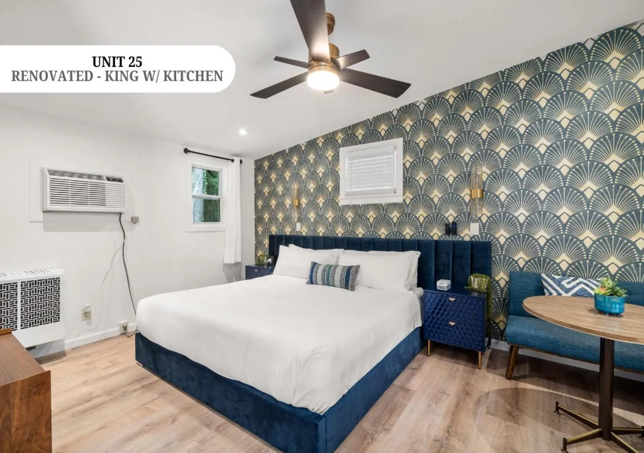 Bed in CedarWood Inn