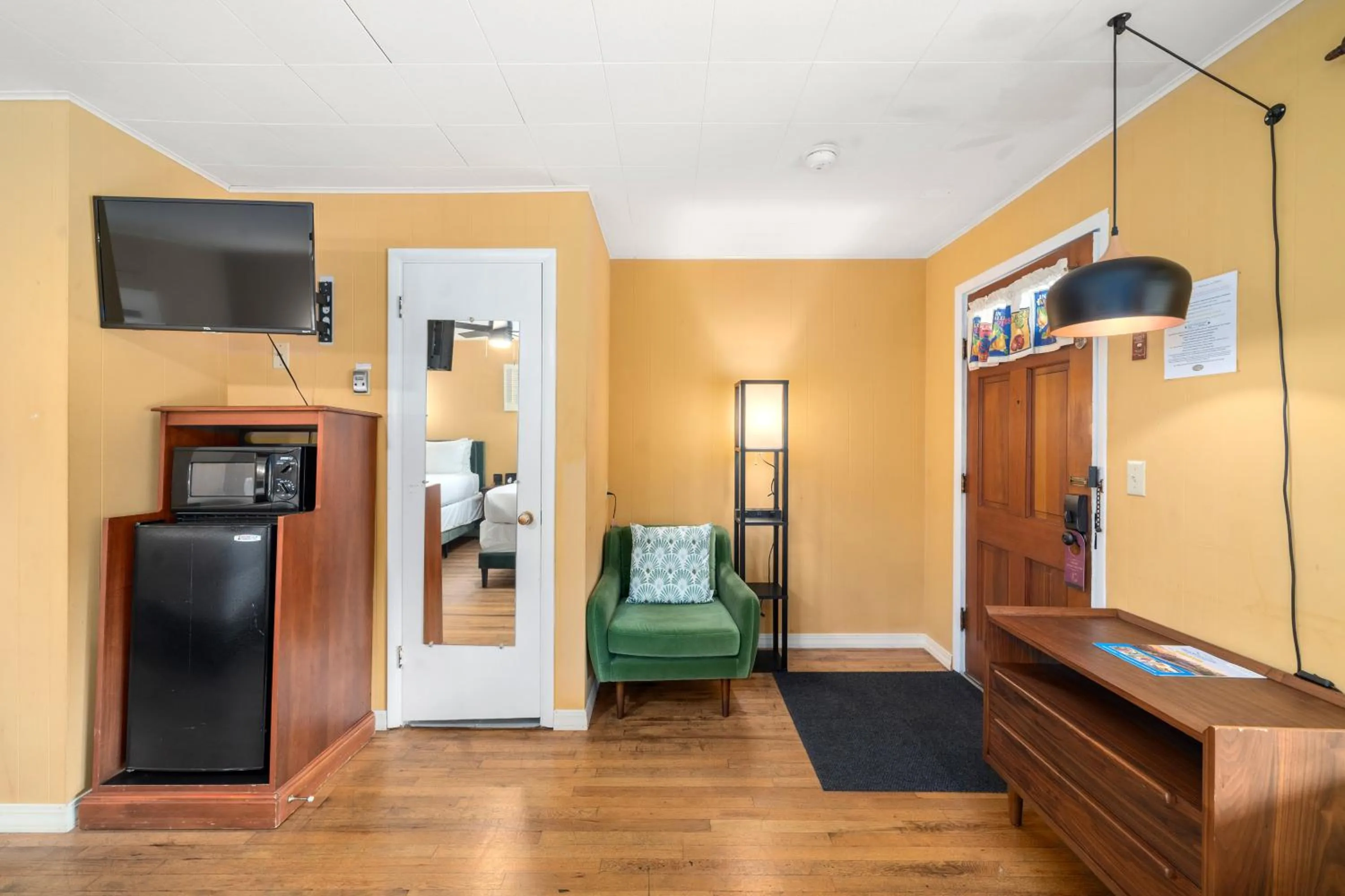 TV and multimedia in CedarWood Inn