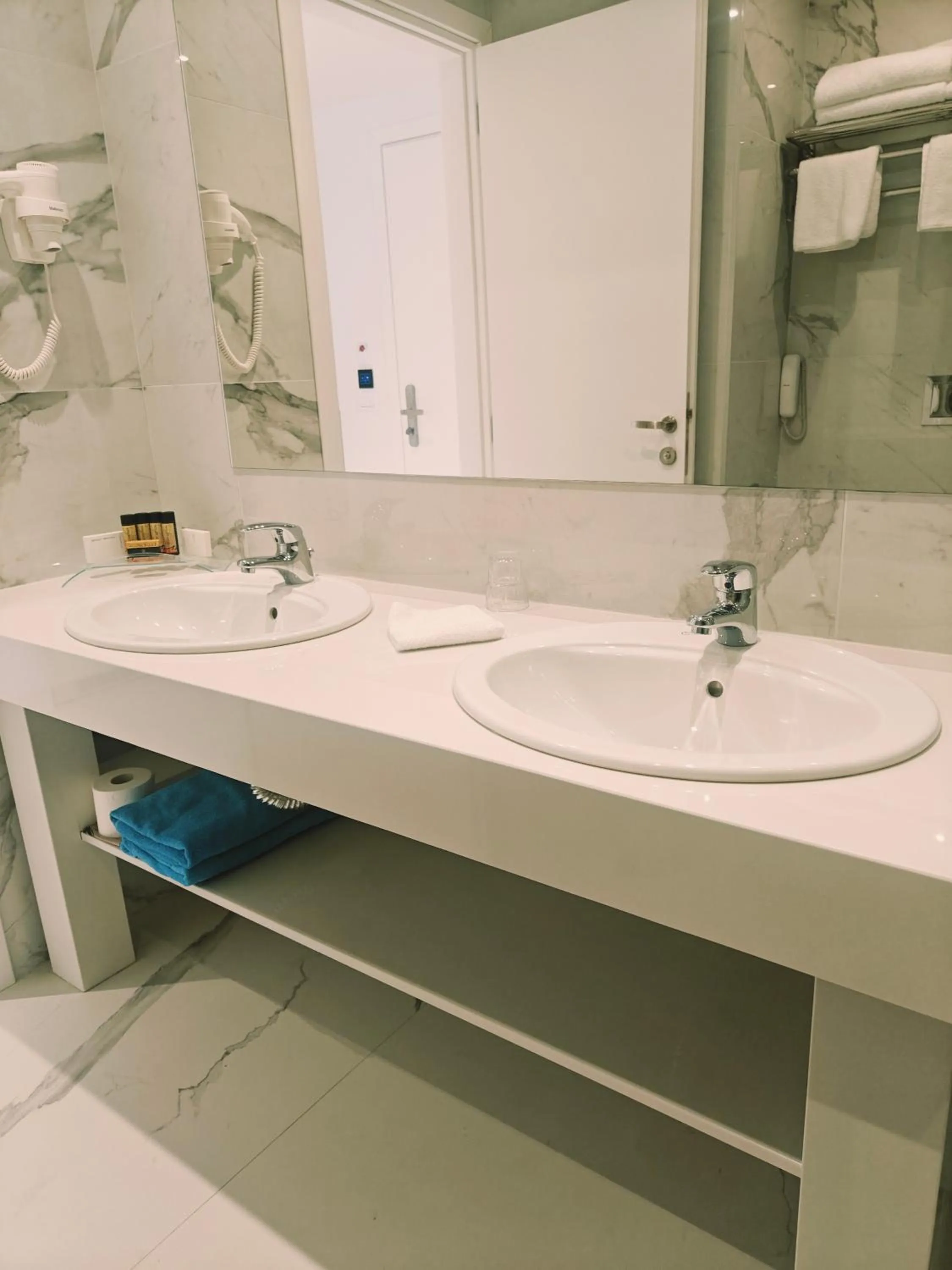 Bathroom in Ibiscus Hotel