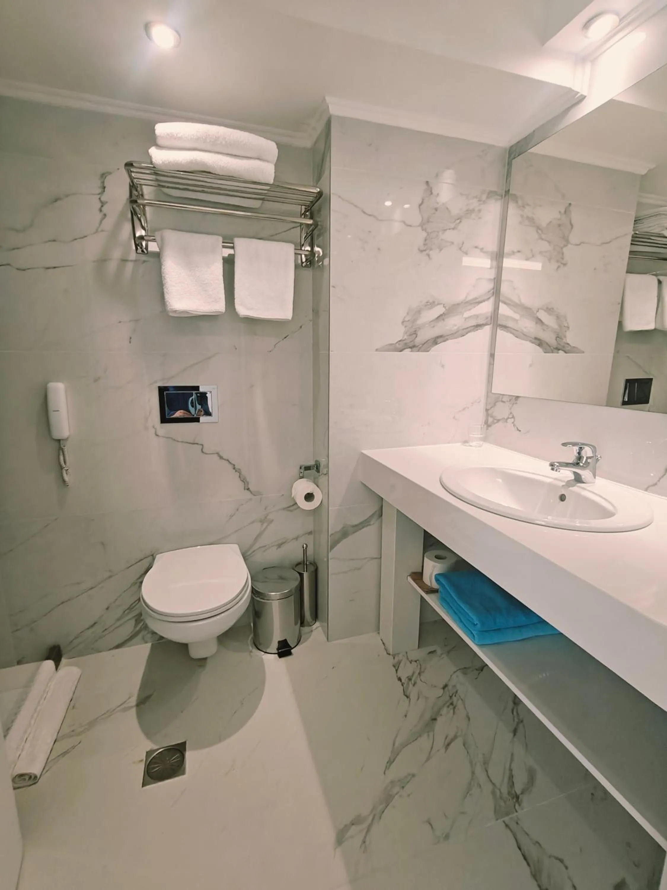 Bathroom in Ibiscus Hotel