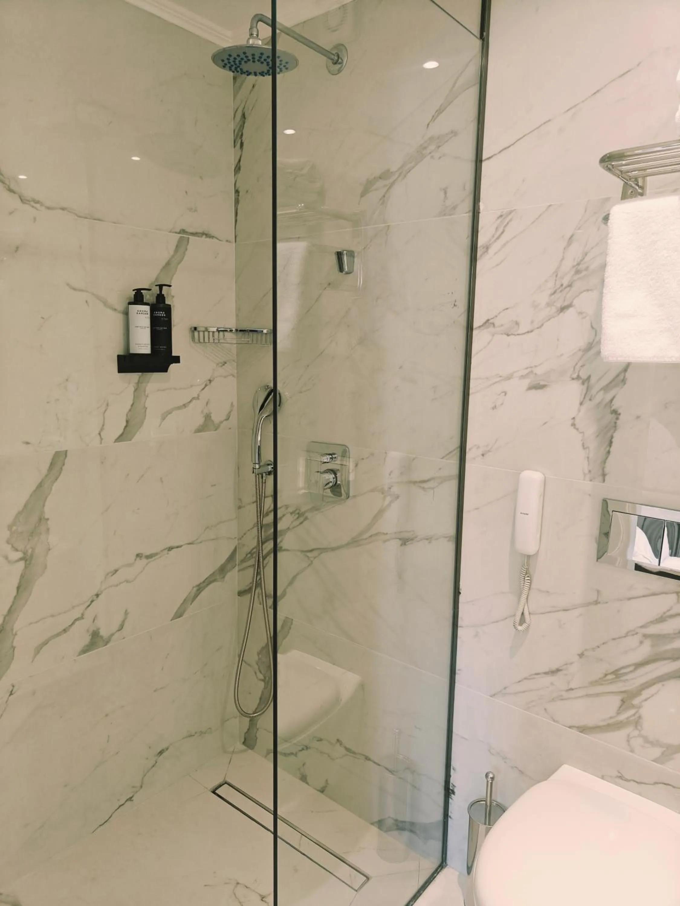 Bathroom in Ibiscus Hotel