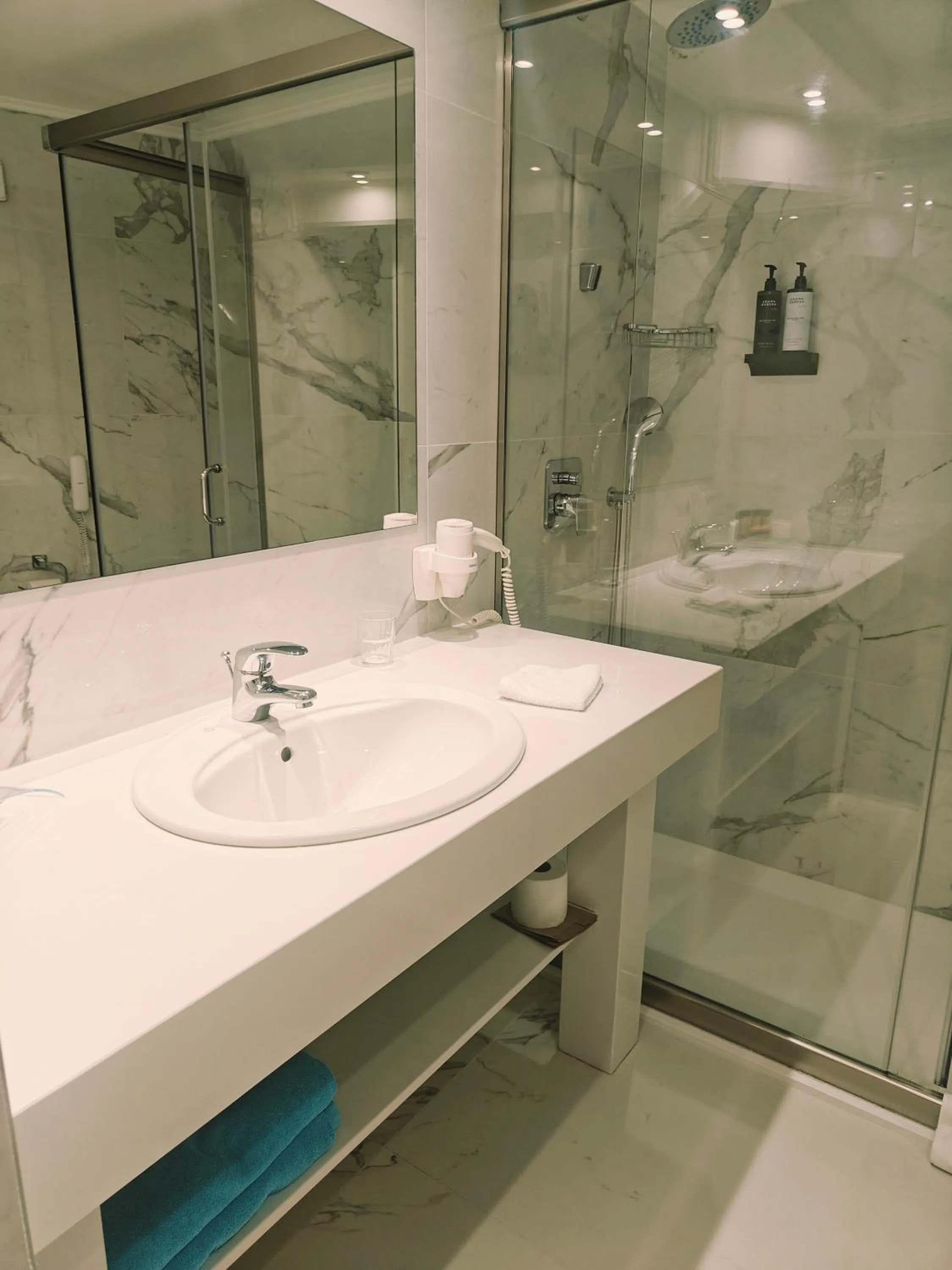 Bathroom in Ibiscus Hotel