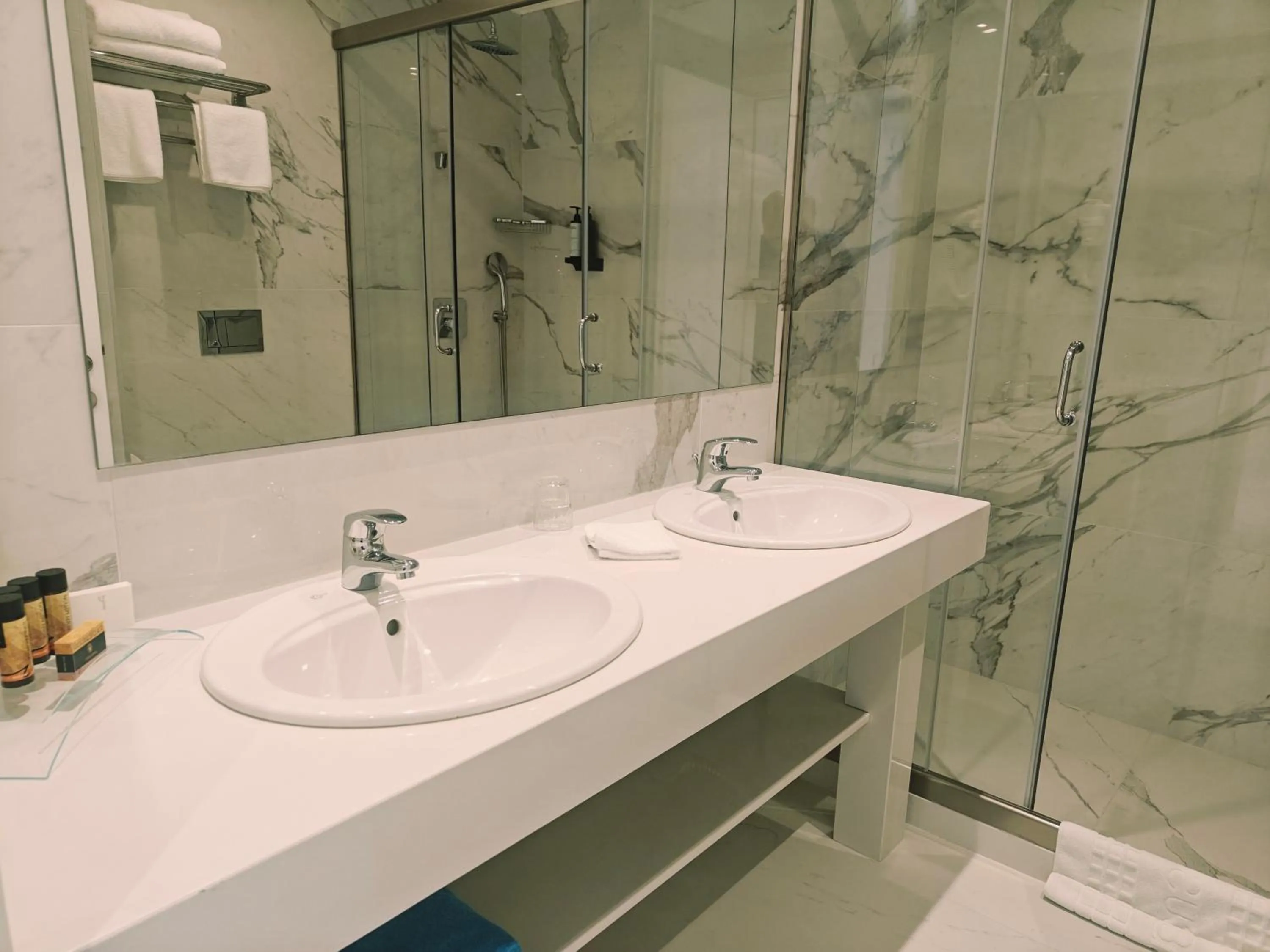 Bathroom in Ibiscus Hotel